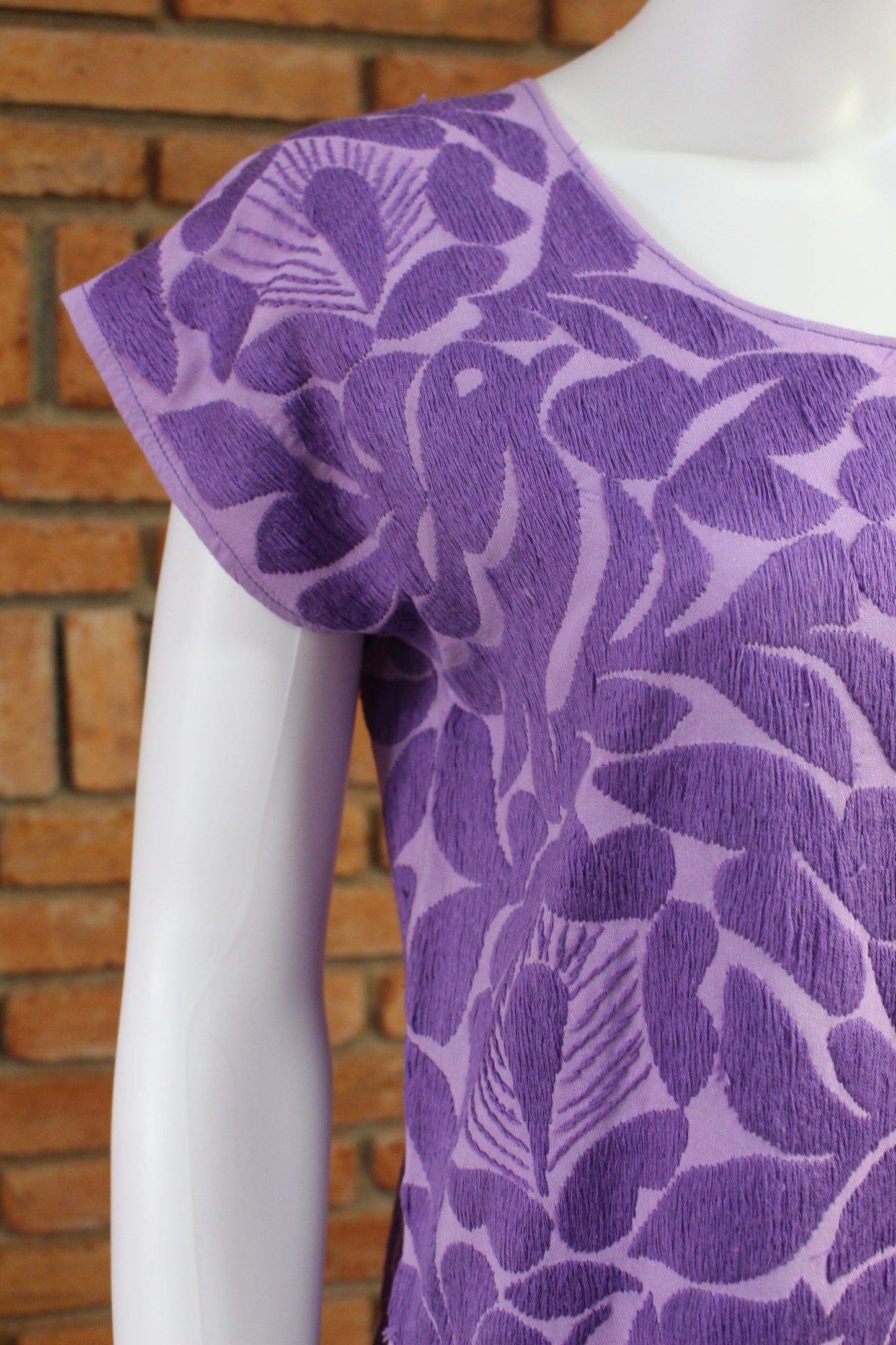 Blusa Bordada a Mano Lila con Morado Mod. Jalapa Unitalla.