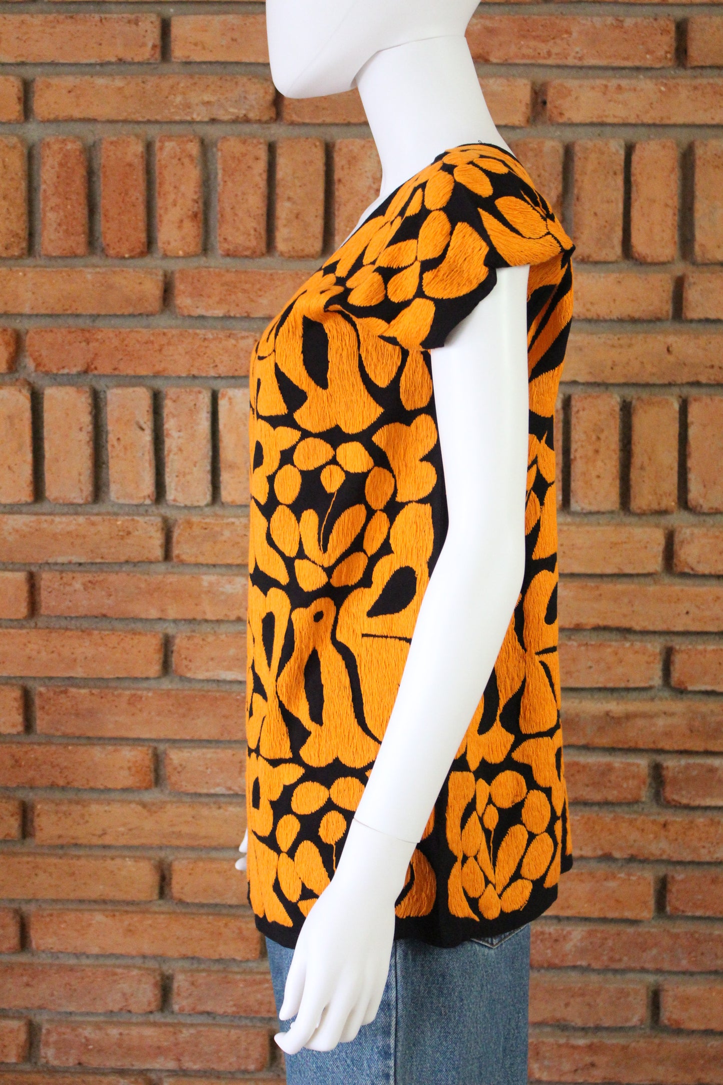 Blusas Bordada a Mano Negro con Naranja Mod. Jalapa Unitalla.