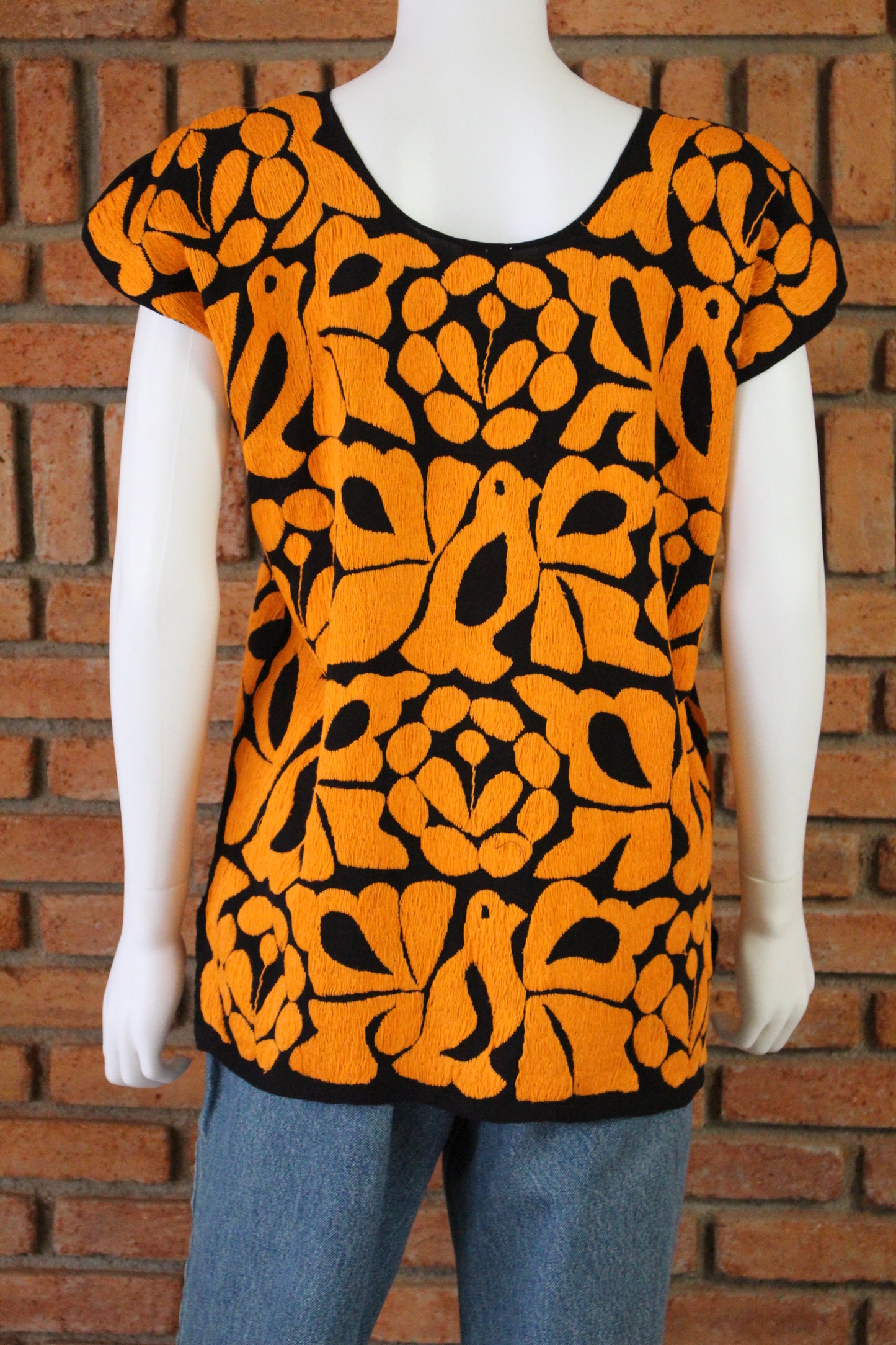 Blusas Bordada a Mano Negro con Naranja Mod. Jalapa Unitalla.