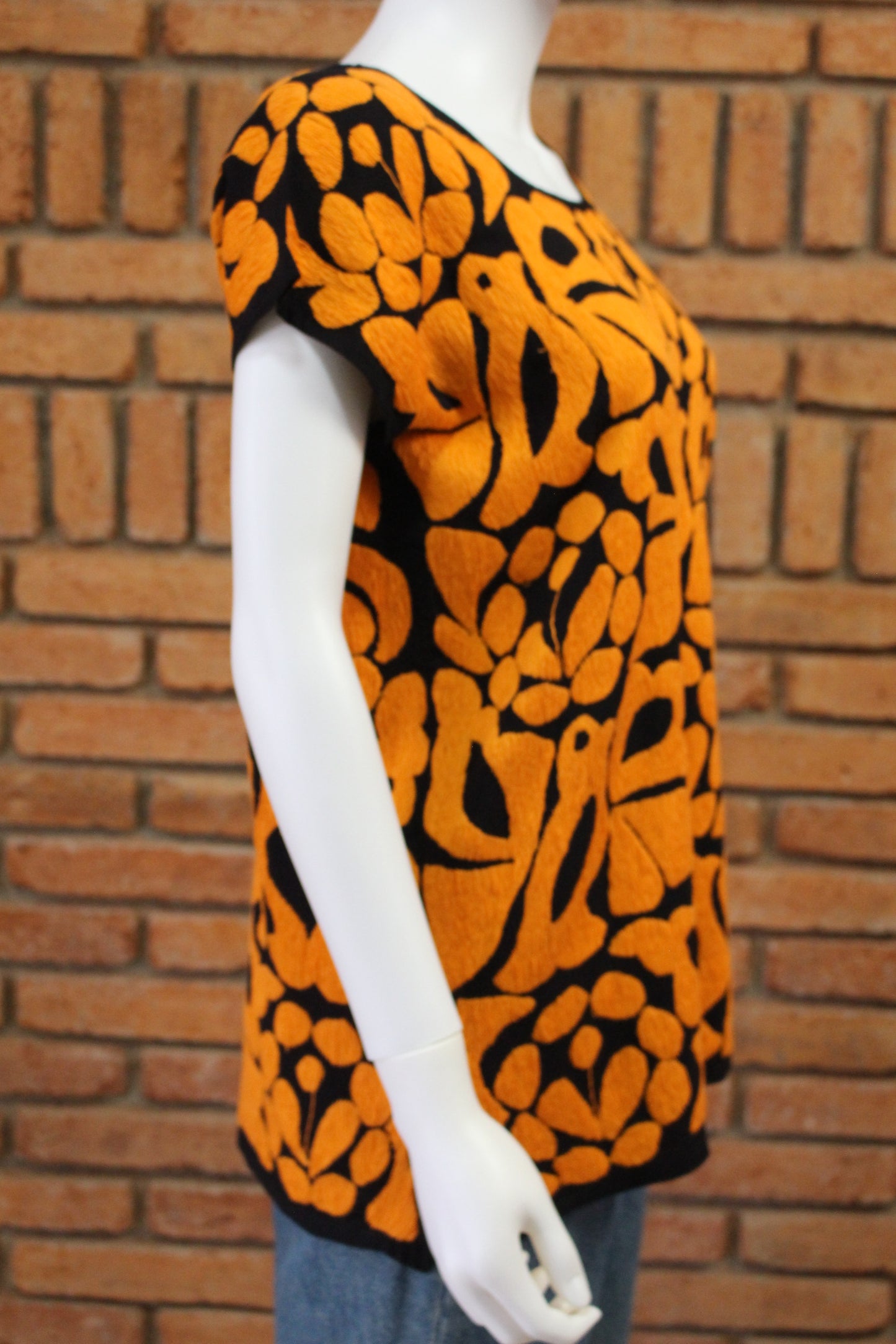 Blusas Bordada a Mano Negro con Naranja Mod. Jalapa Unitalla.