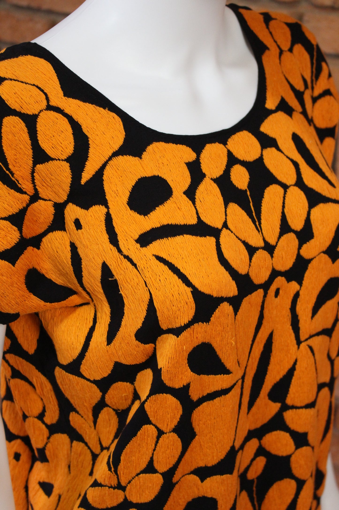 Blusas Bordada a Mano Negro con Naranja Mod. Jalapa Unitalla.