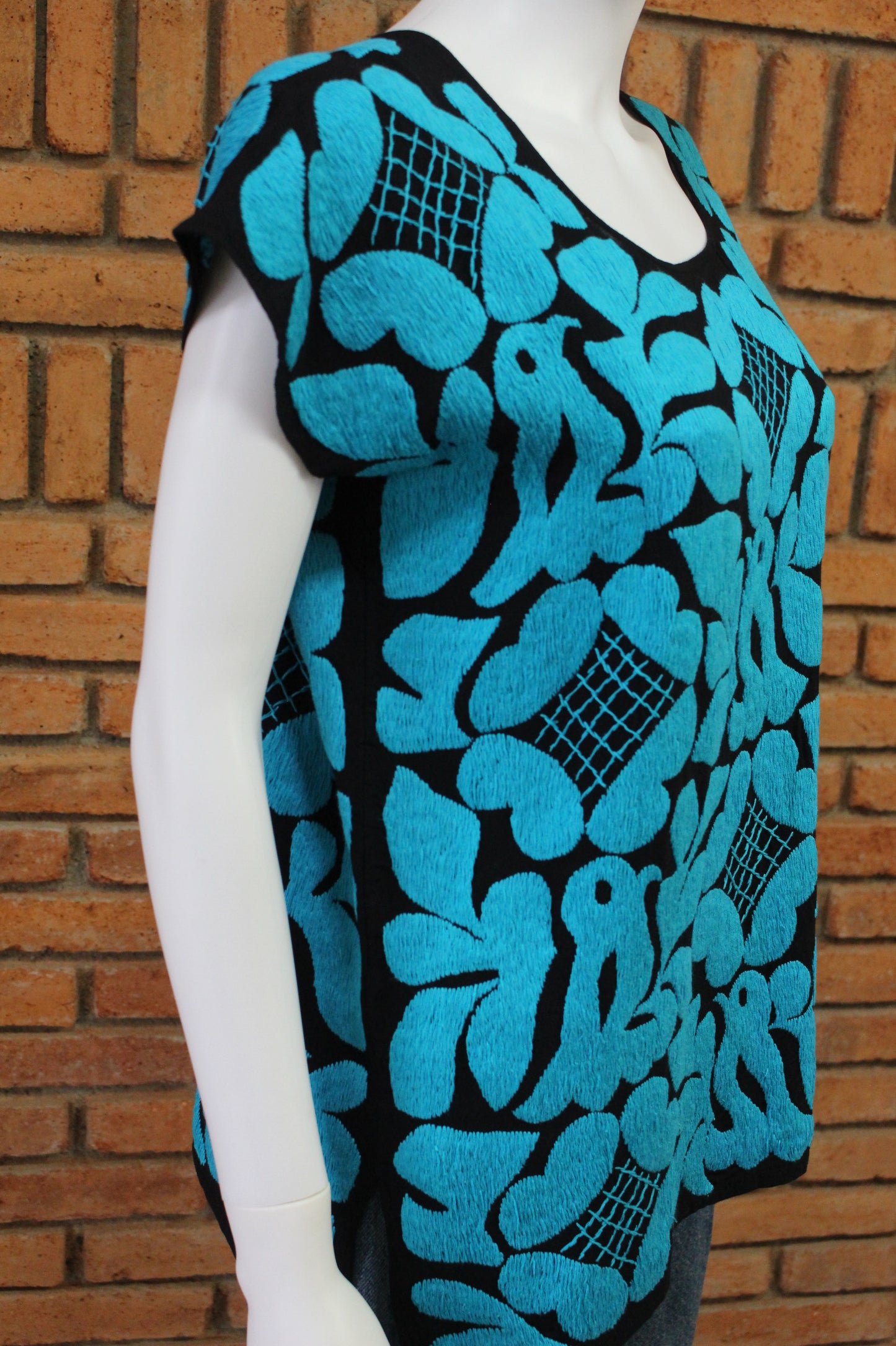 Blusas Bordada a Mano Negro con Turquesa Mod. Jalapa Unitalla.
