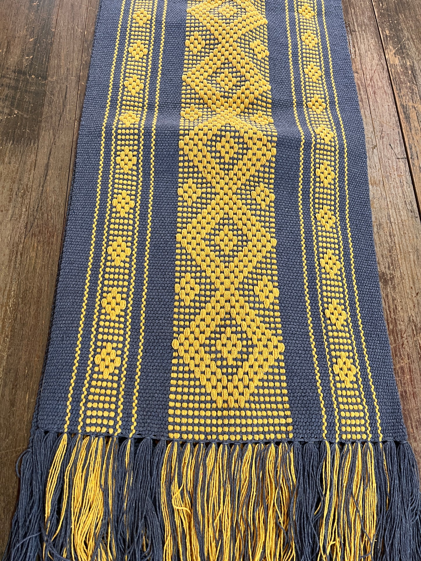 Caminos de Mesa Hecho en Telar de Cintura (diferentes colores).