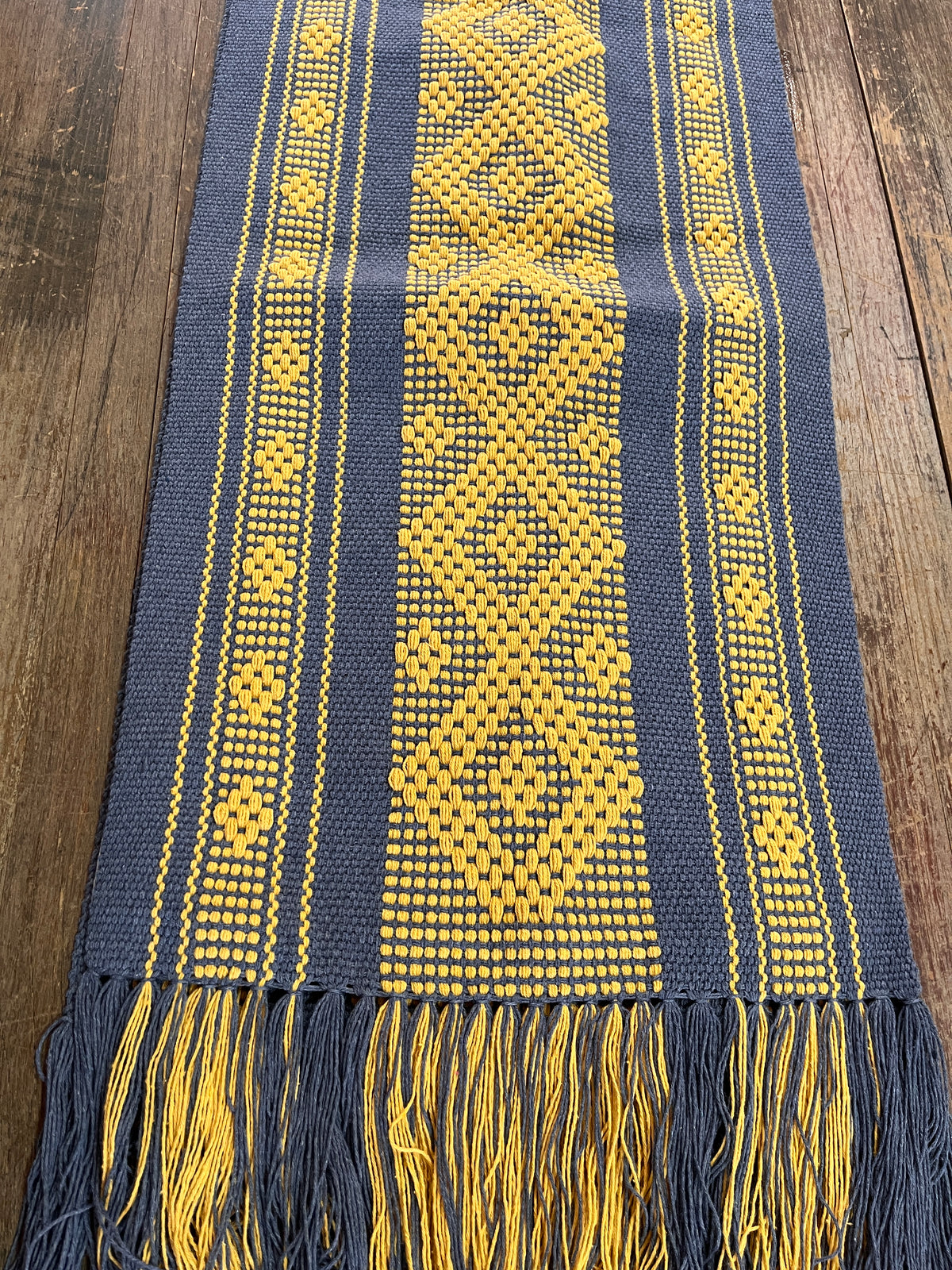 CAMINO DE MESA Gris Mezclilla Con Mostaza Hecho en Telar de Cintura.