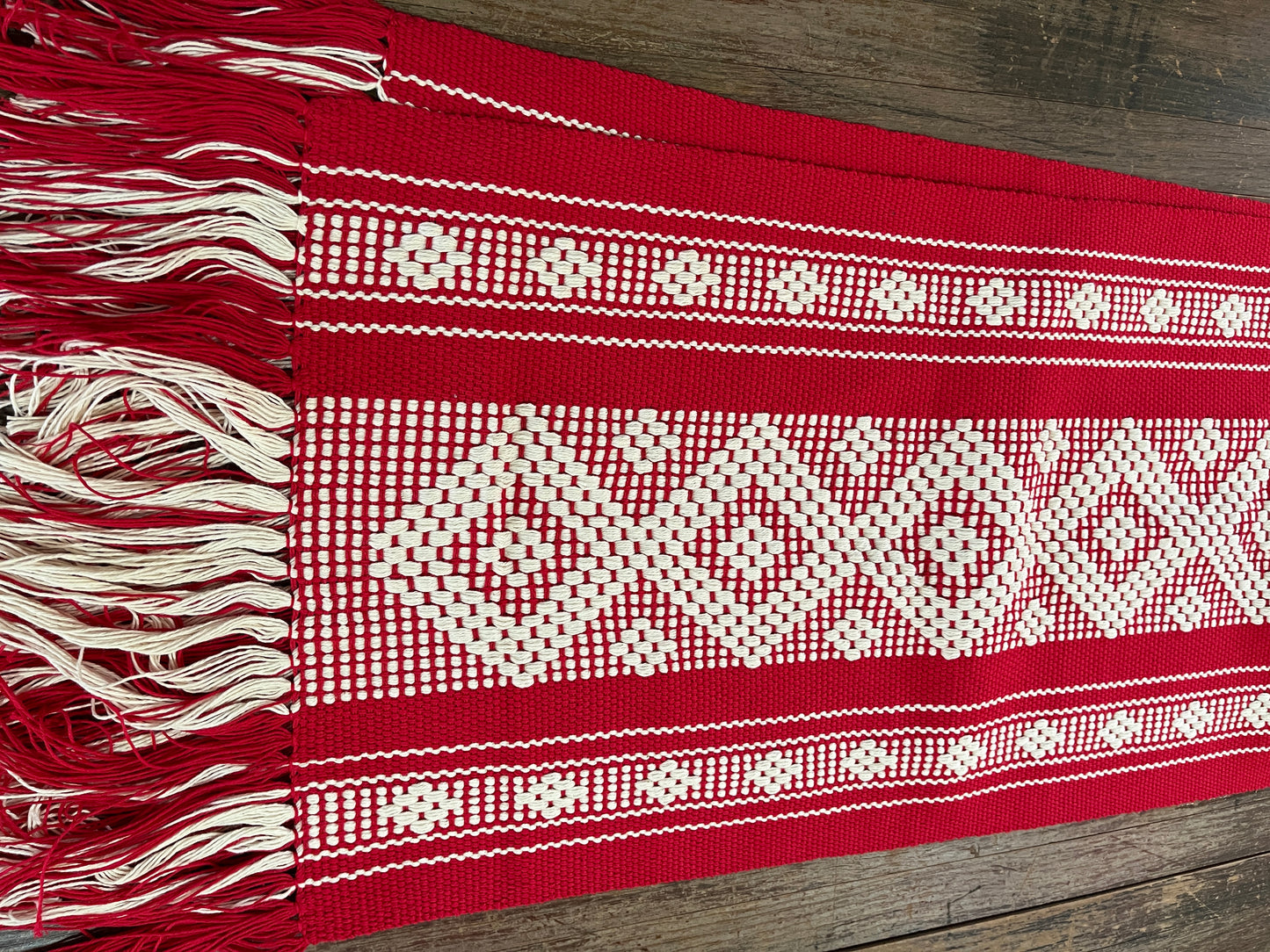 Camino de Mesa Rojo con Blanco Hecho en Telar de Cintura.