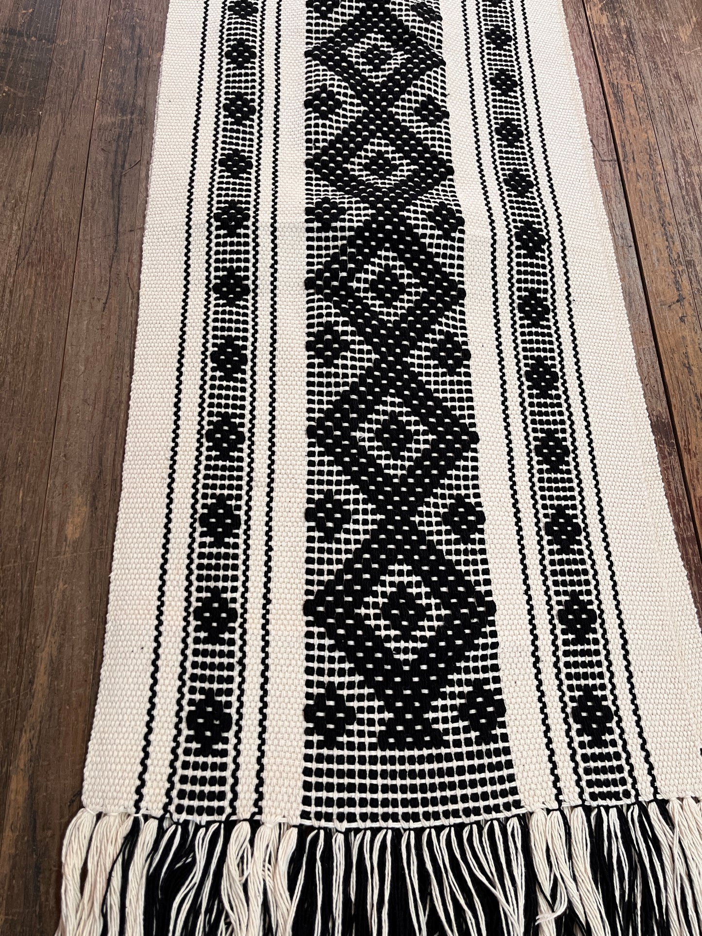 Caminos de Mesa Hecho en Telar de Cintura (diferentes colores).