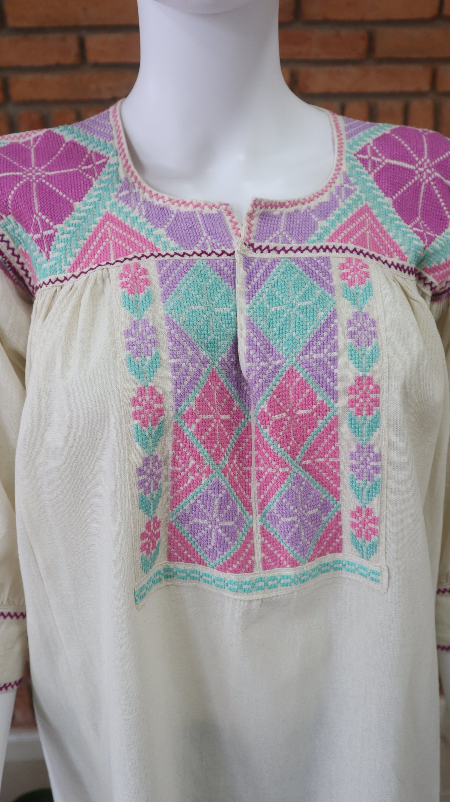 Blusa Bordada a Mano Mod. Ejutla Bordado Multicolor Pastel Unitalla.