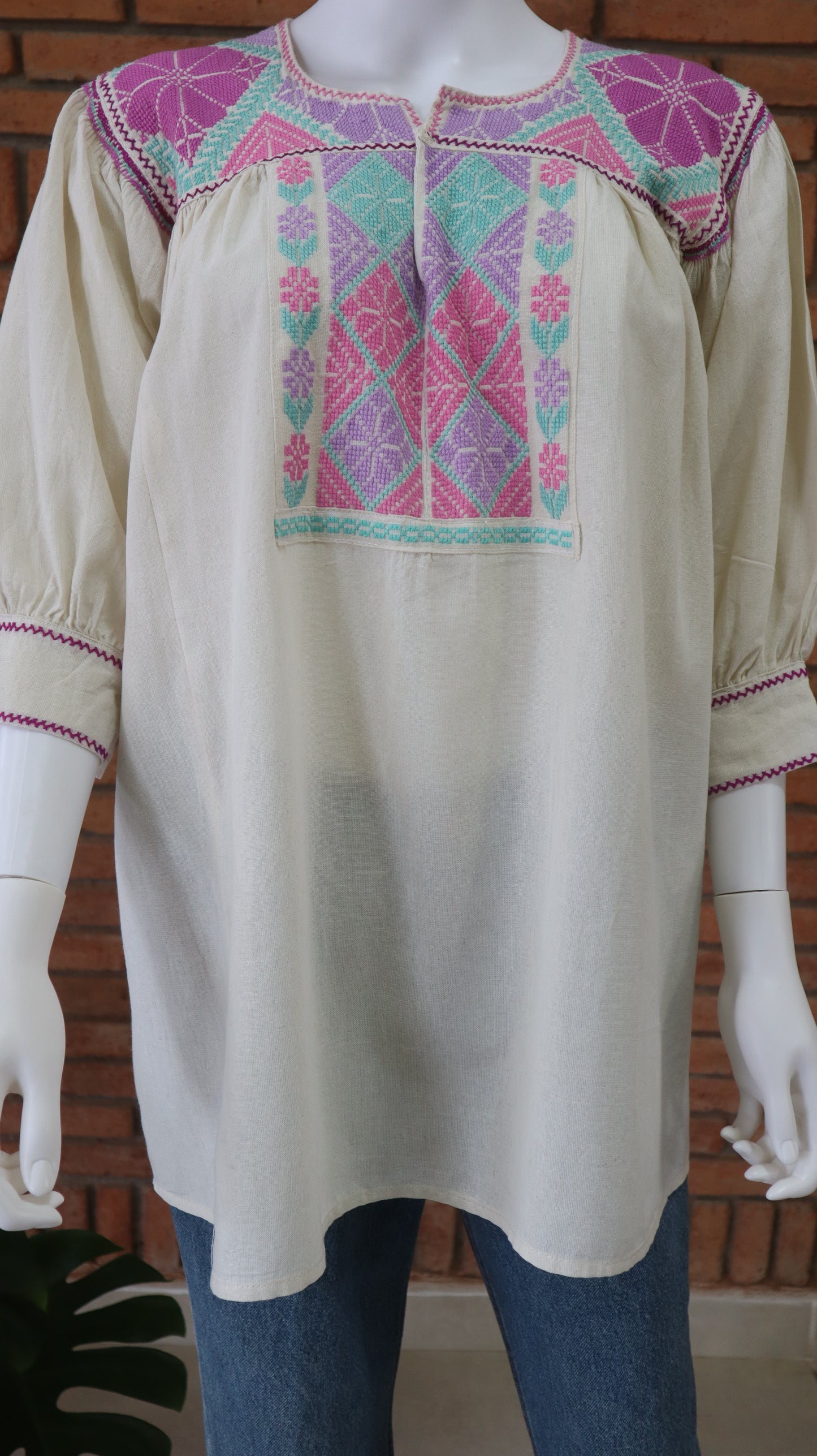 Blusa Bordada a Mano Mod. Ejutla Bordado Multicolor Pastel Unitalla.