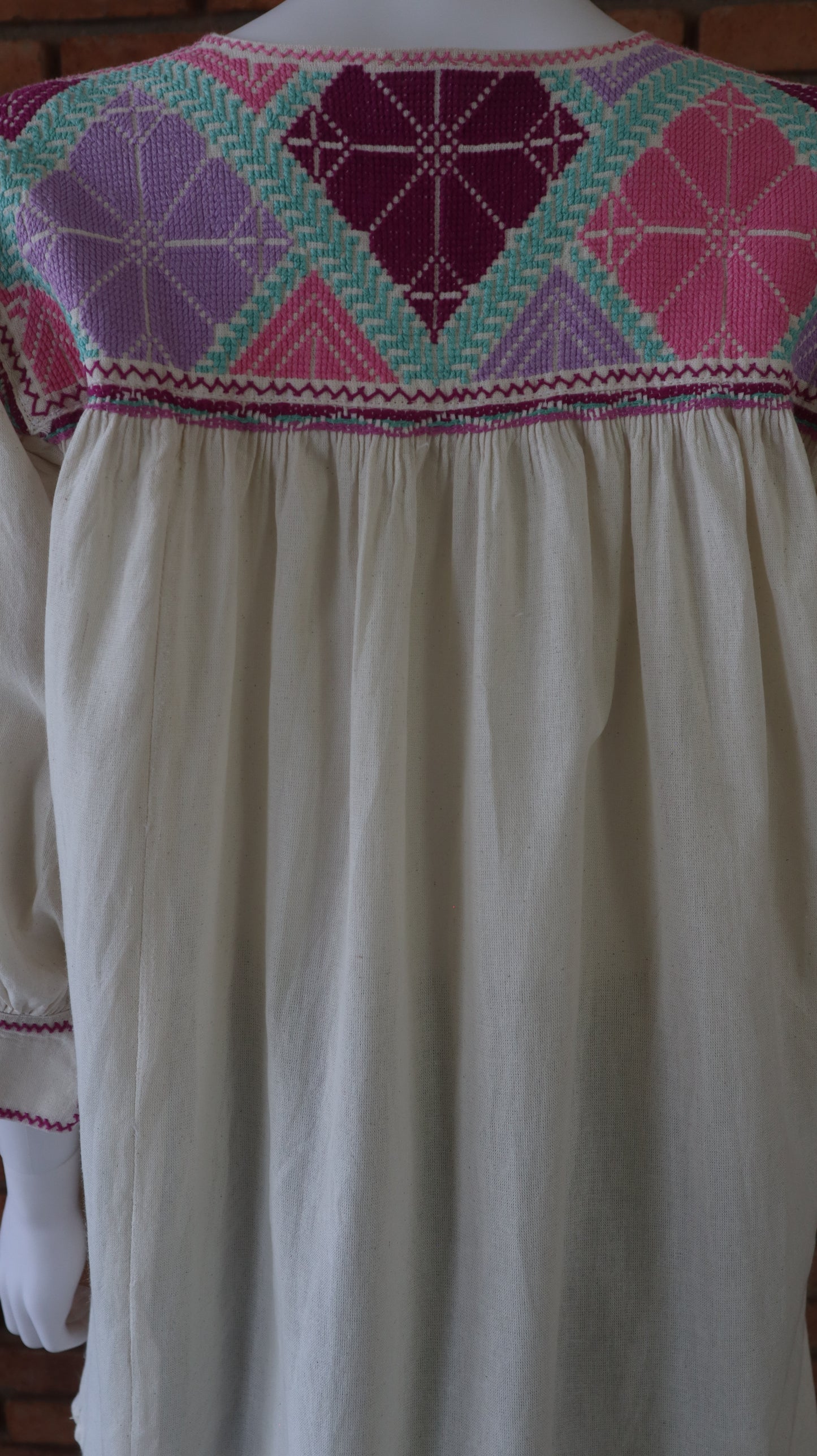 Blusa Bordada a Mano Mod. Ejutla Bordado Multicolor Pastel Unitalla.