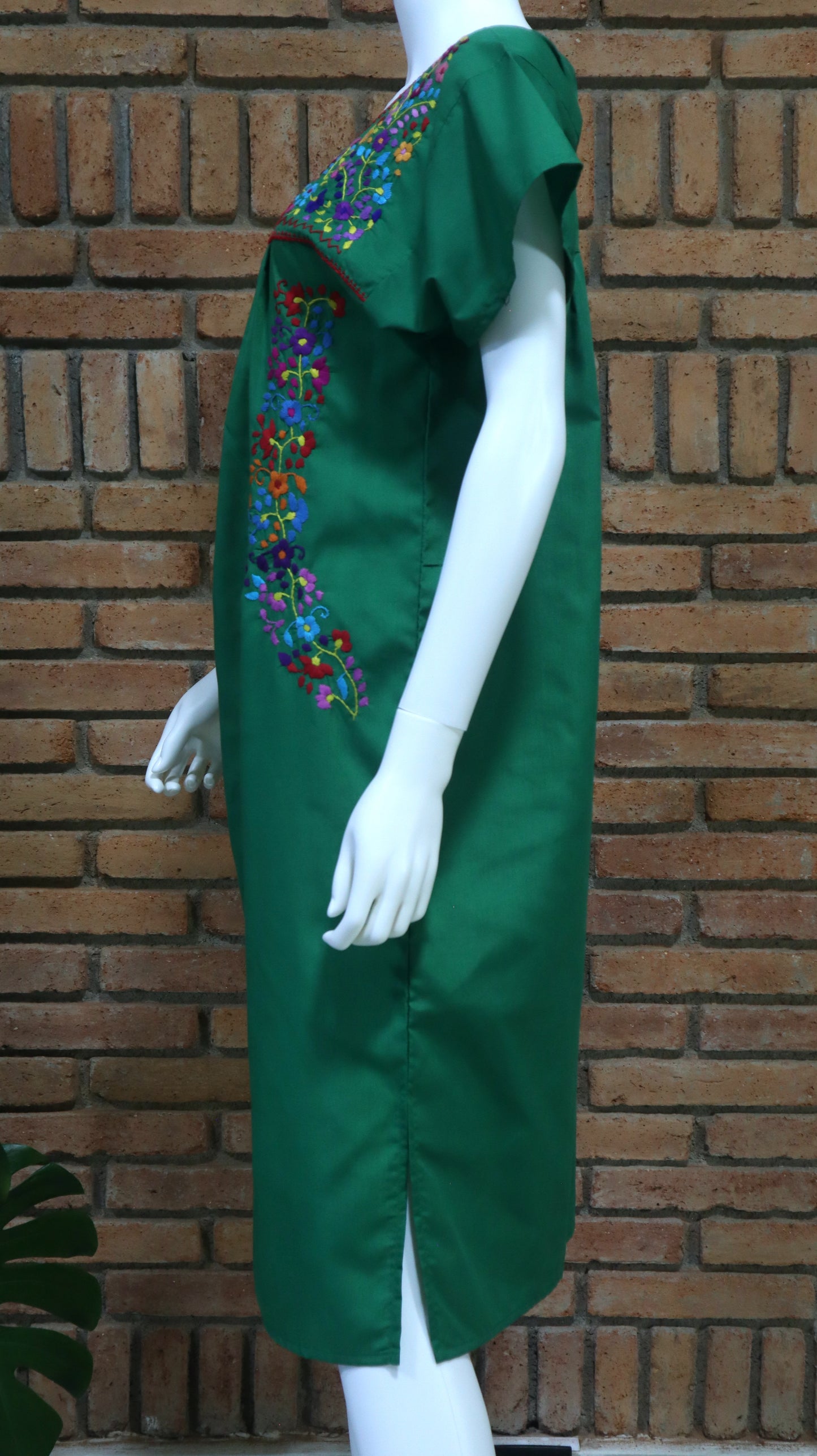 Vestido Mexicano Bordado a Mano Multicolor Mod. Florecita Popelina Talla Chica.
