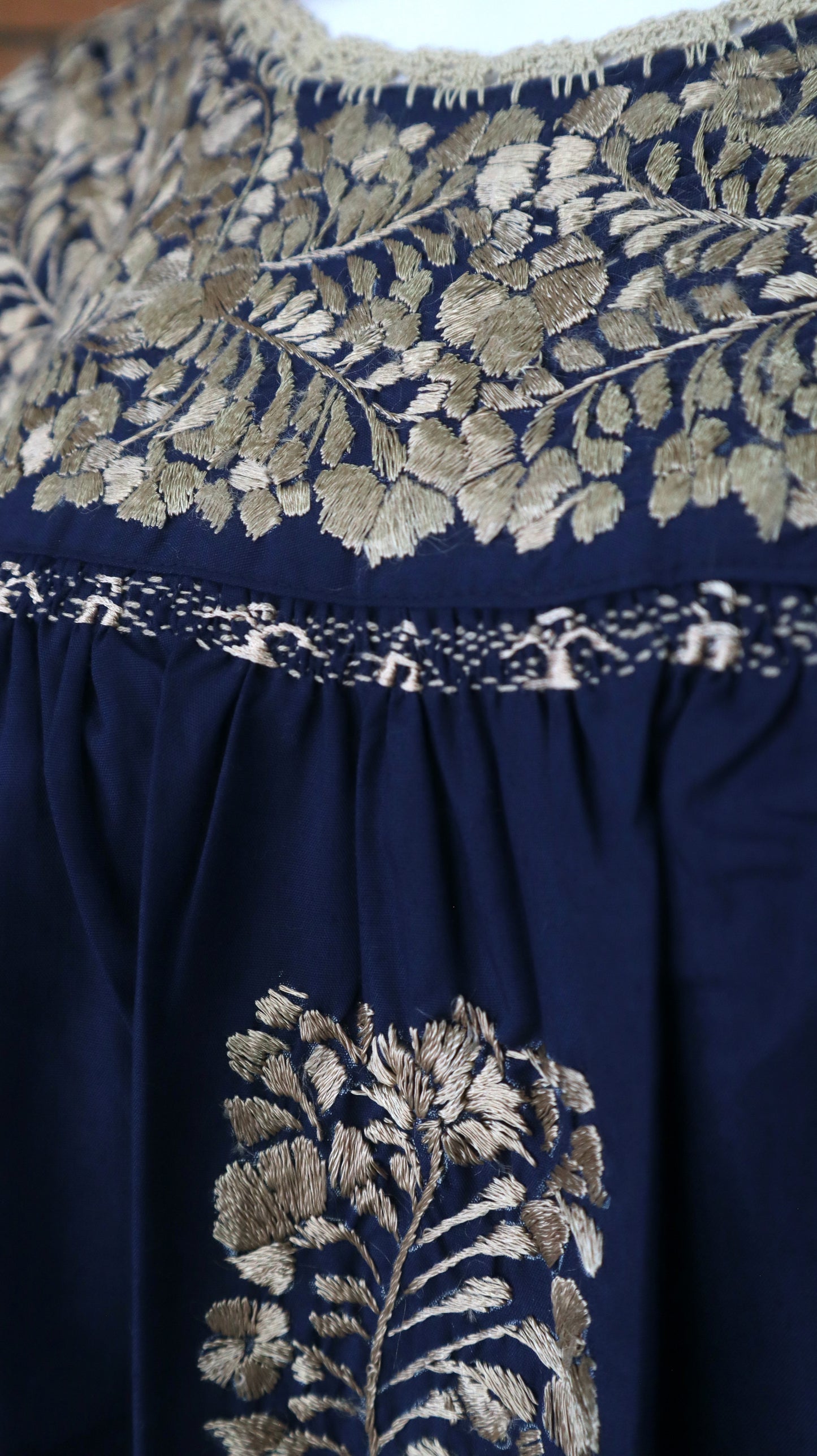 Blusa Bordada a Mano Azul Marino con Dorado Mod. San Antonino Unitalla