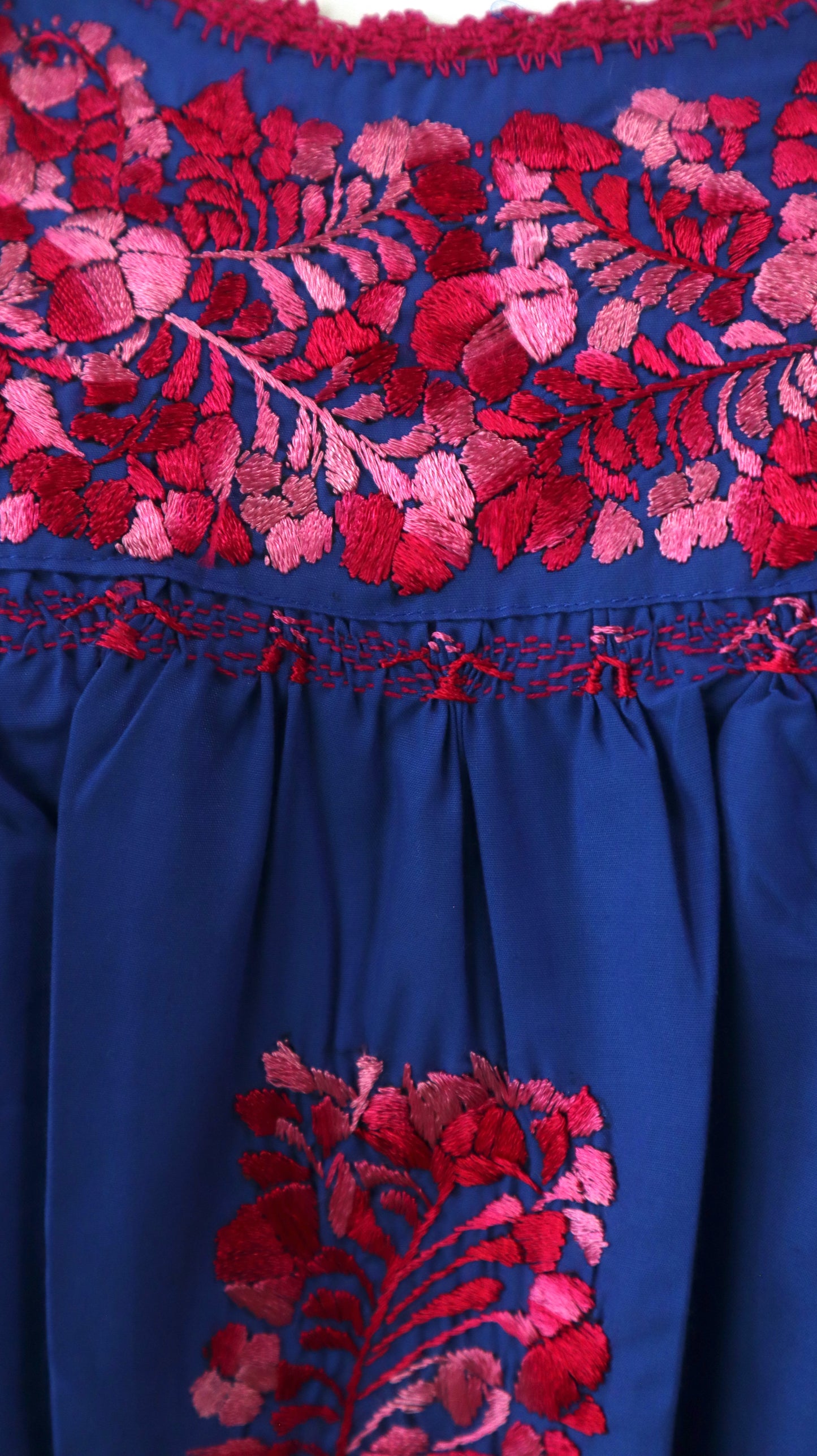 Blusa Bordada a Mano Azul Rey con Fiusha Matizado Mod. San Antonino Unitalla.
