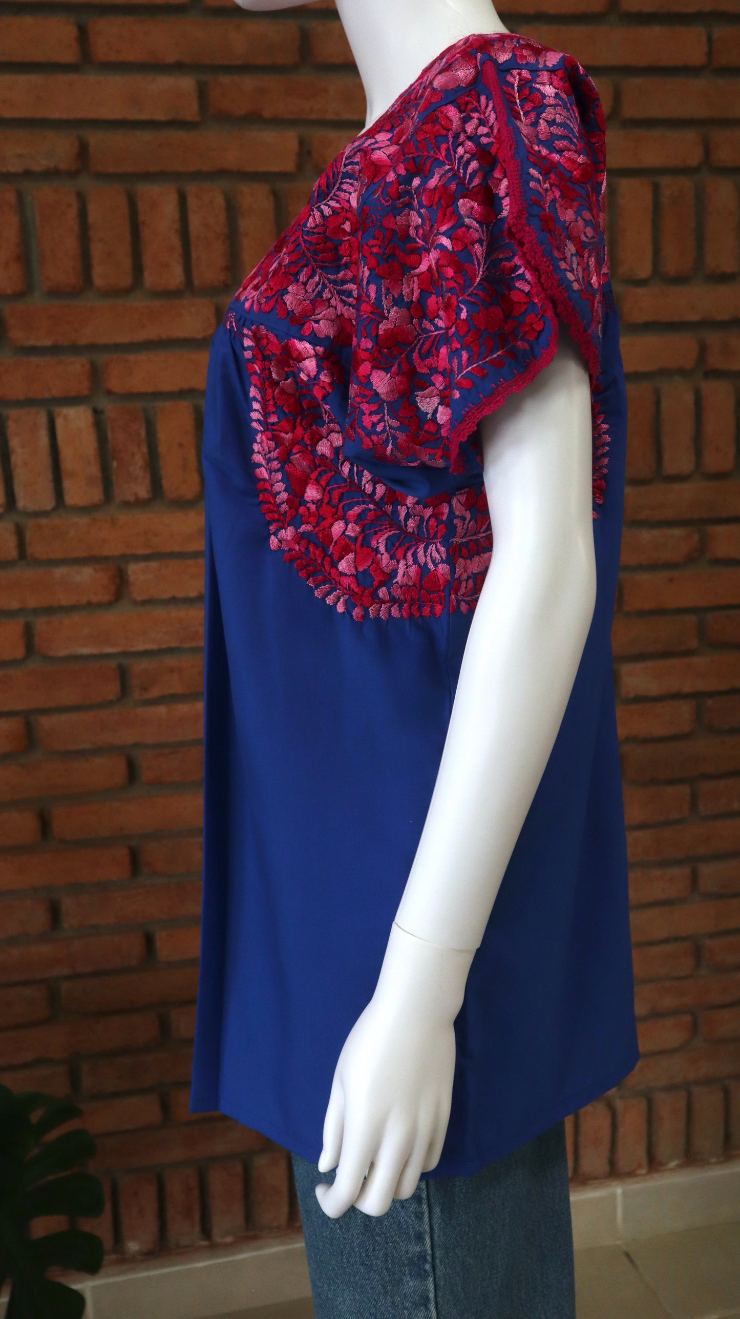 Blusa Bordada a Mano Azul Rey con Fiusha Matizado Mod. San Antonino Unitalla.
