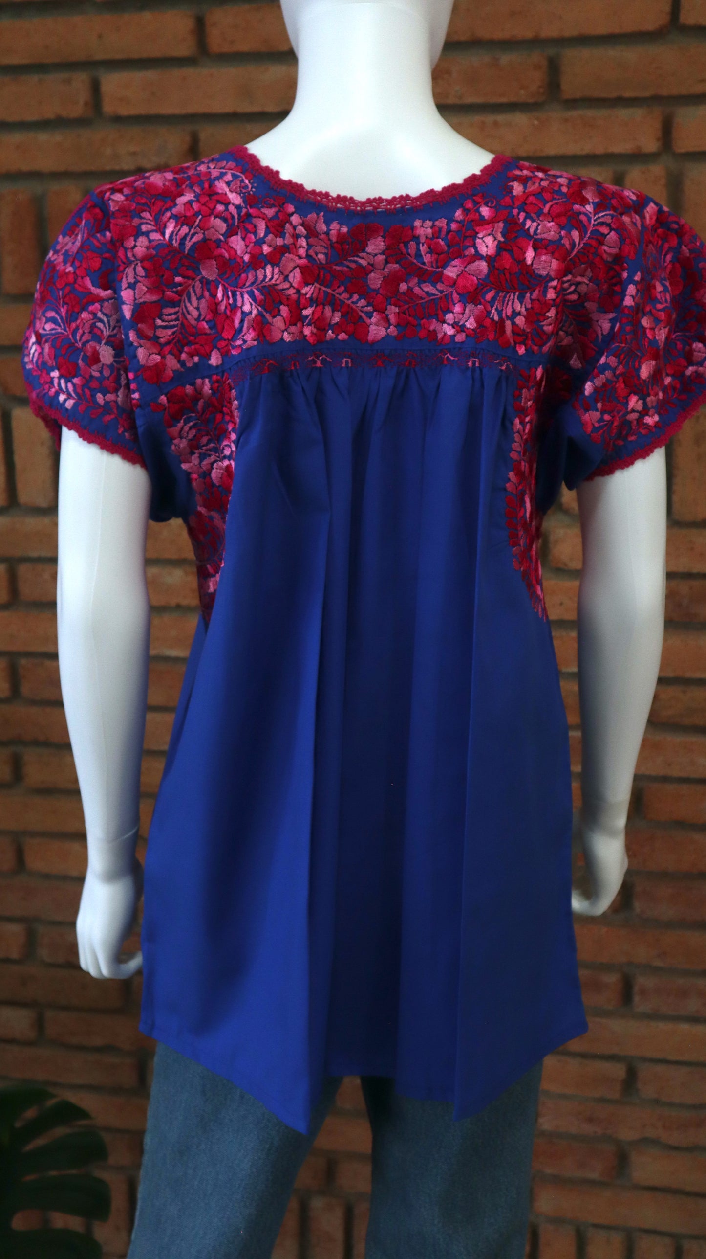 Blusa Bordada a Mano Azul Rey con Fiusha Matizado Mod. San Antonino Unitalla.