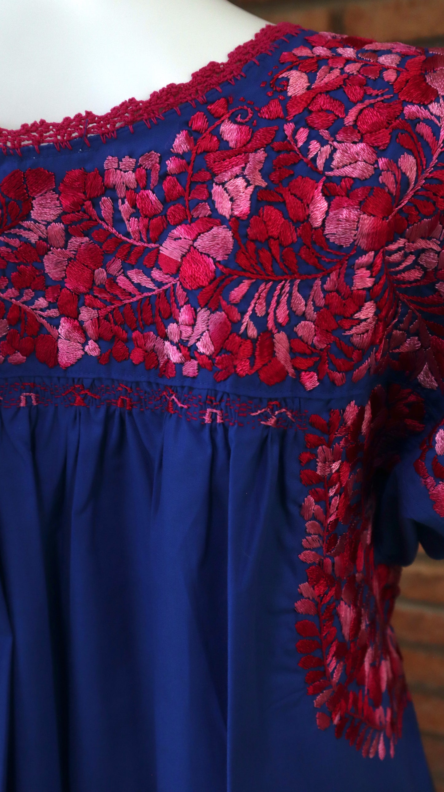 Blusa Bordada a Mano Azul Rey con Fiusha Matizado Mod. San Antonino Unitalla.