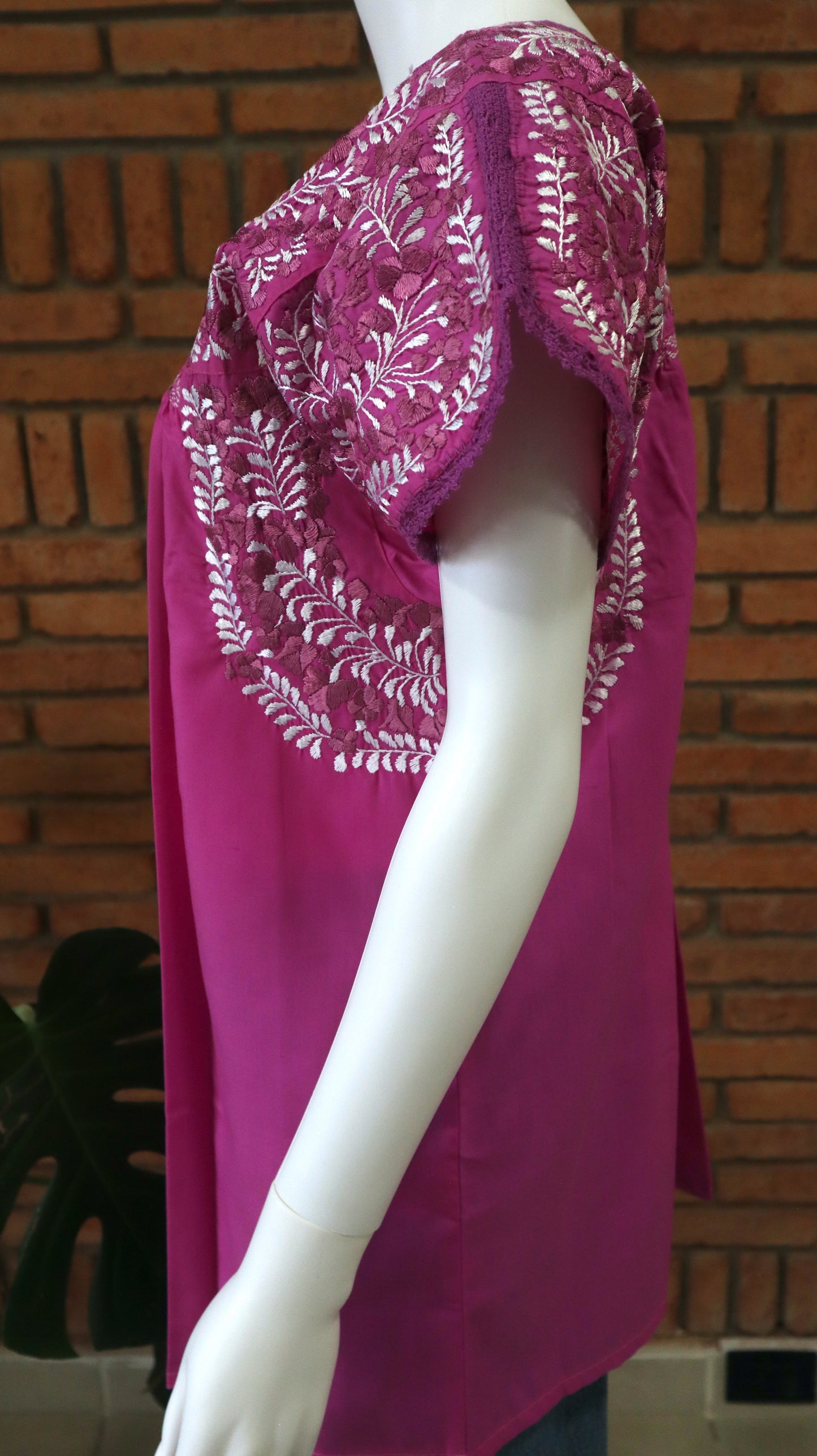 Blusa Bordada a Mano Rosa con Palo de Rosa y Blanco Mod. San Antonino Unitalla.