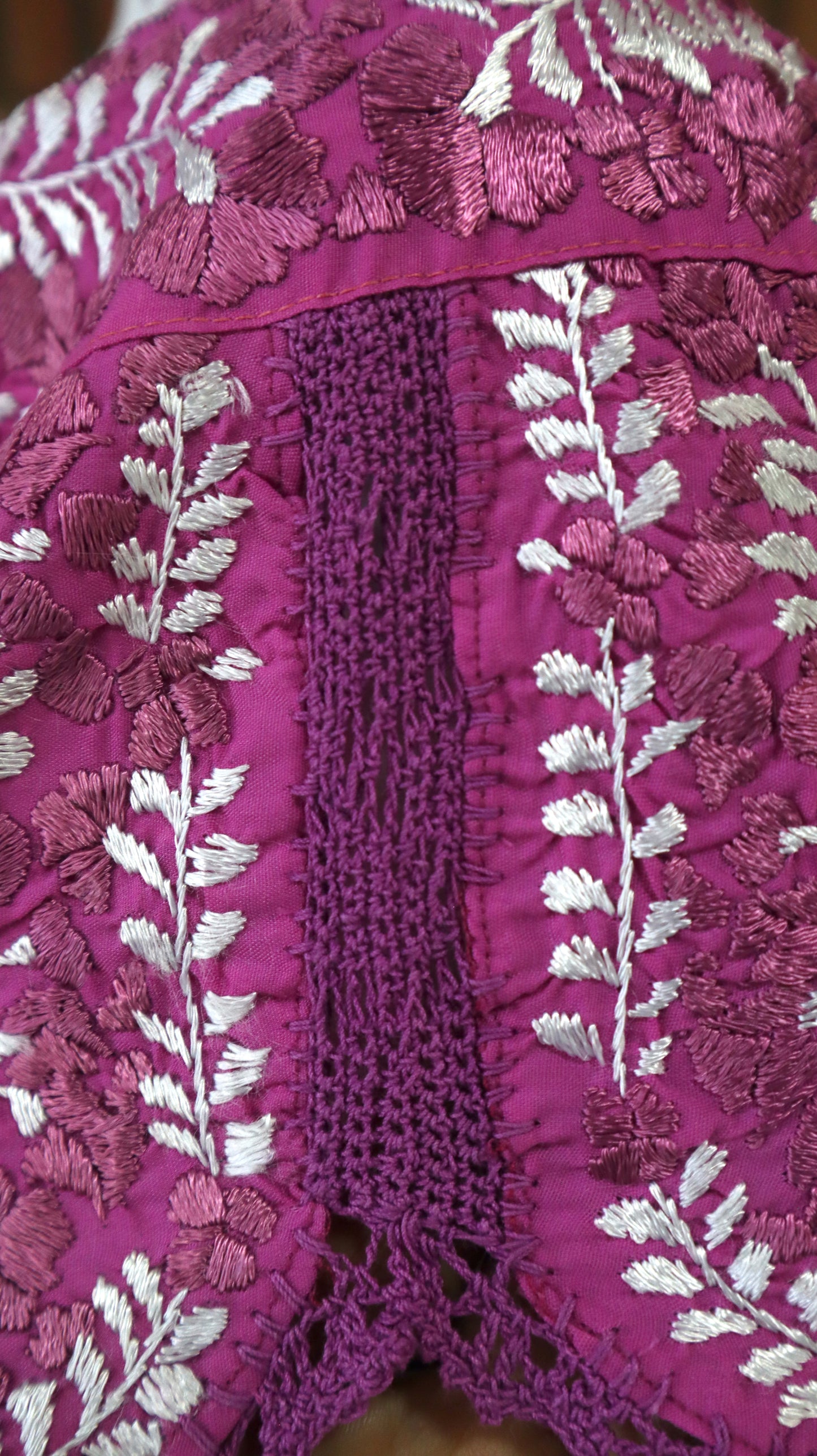 Blusa Bordada a Mano Rosa con Palo de Rosa y Blanco Mod. San Antonino Unitalla.