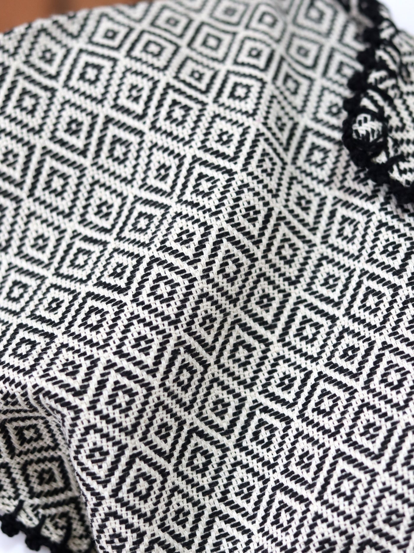 Chaleco Artesanal Hecho en Telar Beige con Negro Unitalla.