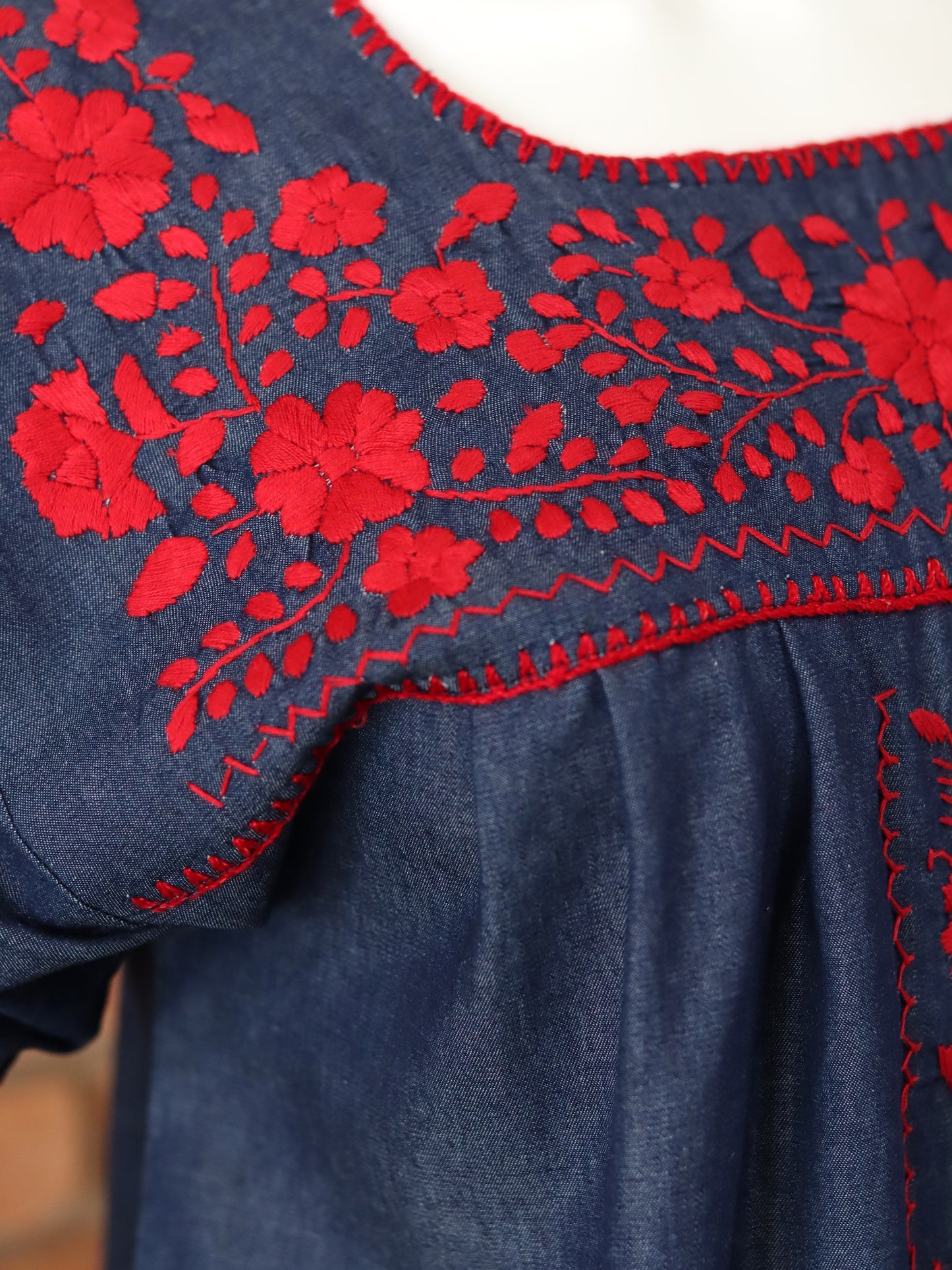 Blusa Bordada a Mano Mod. Donají Mezclilla.