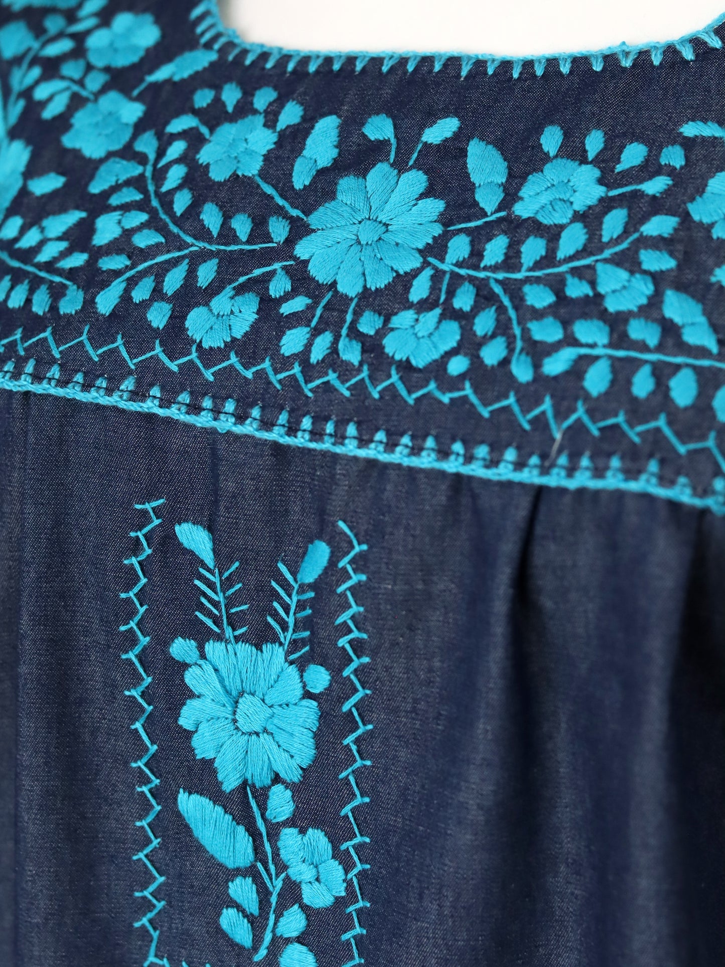 Blusa Bordada a Mano Mod. Donají Mezclilla.