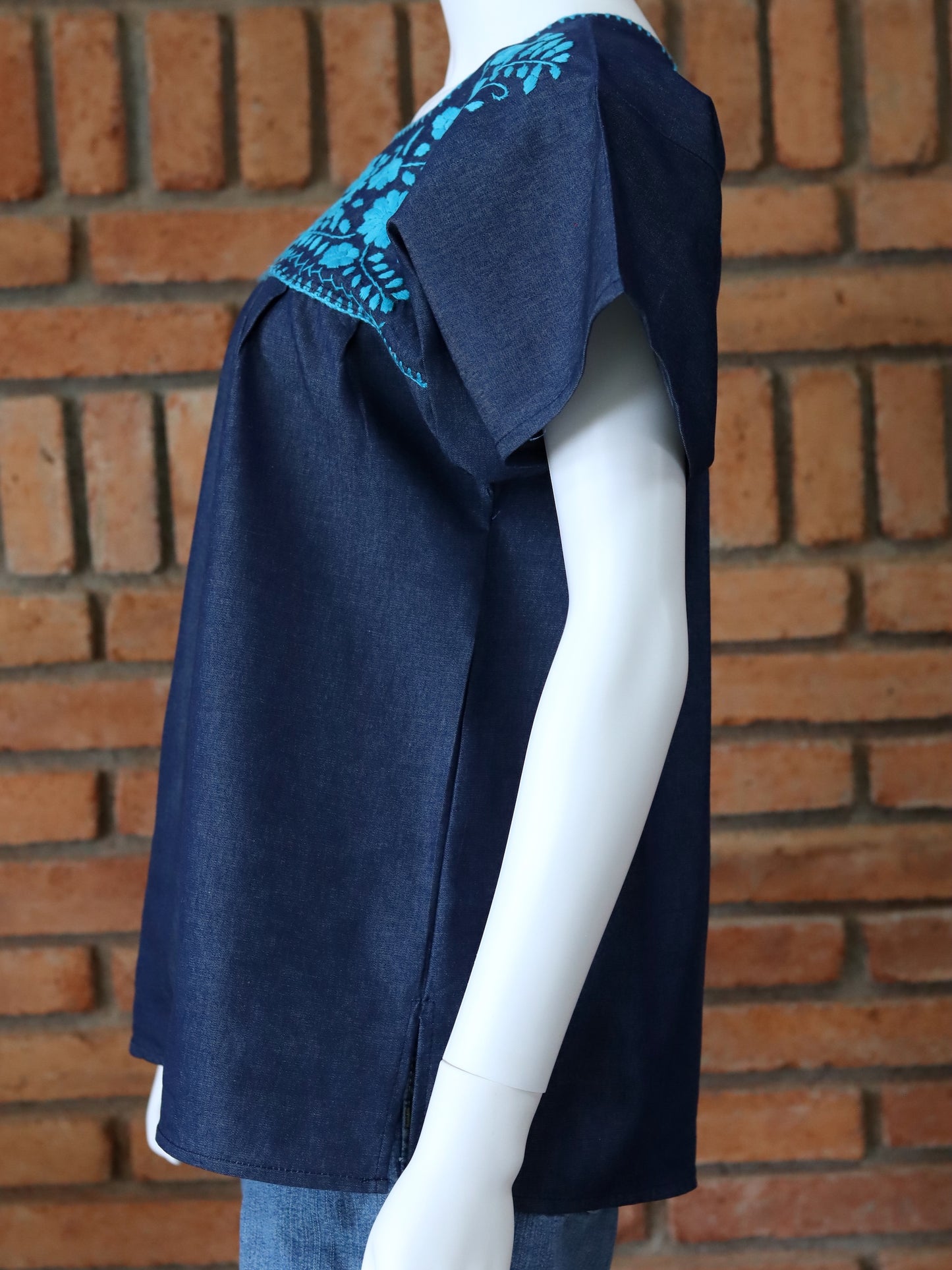 Blusa Bordada a Mano Mod. Donají Mezclilla.