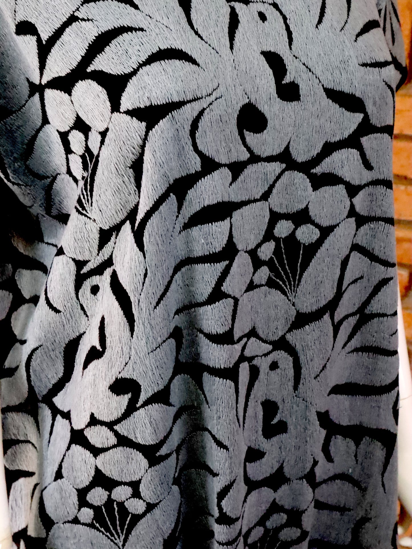 Vestido/Huipil Bordado a Mano Negro con Gris Mod. Jalapa.