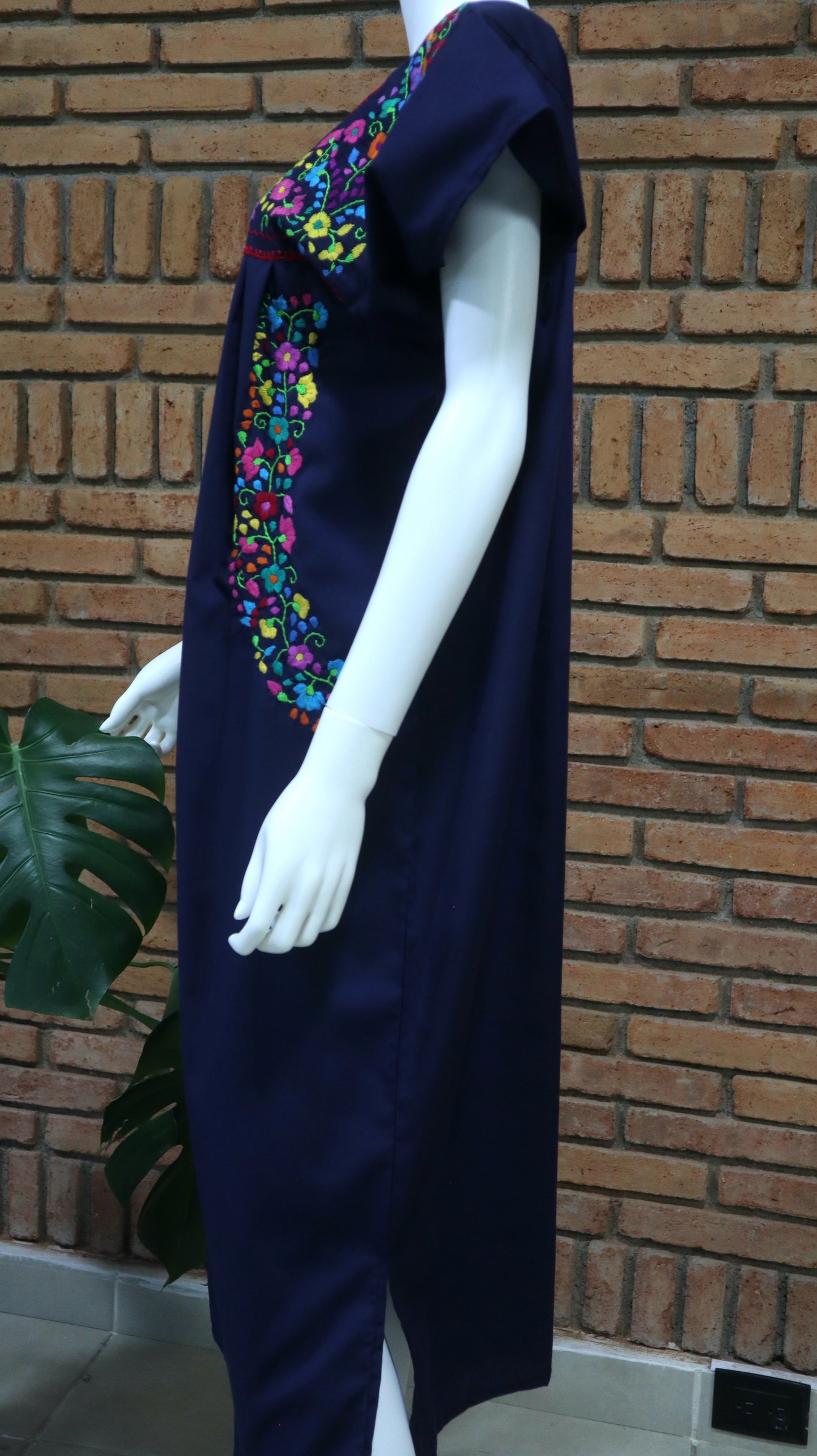 Vestido Mexicano Bordado a Mano Multicolor Mod. Florecita Popelina Talla Chica.