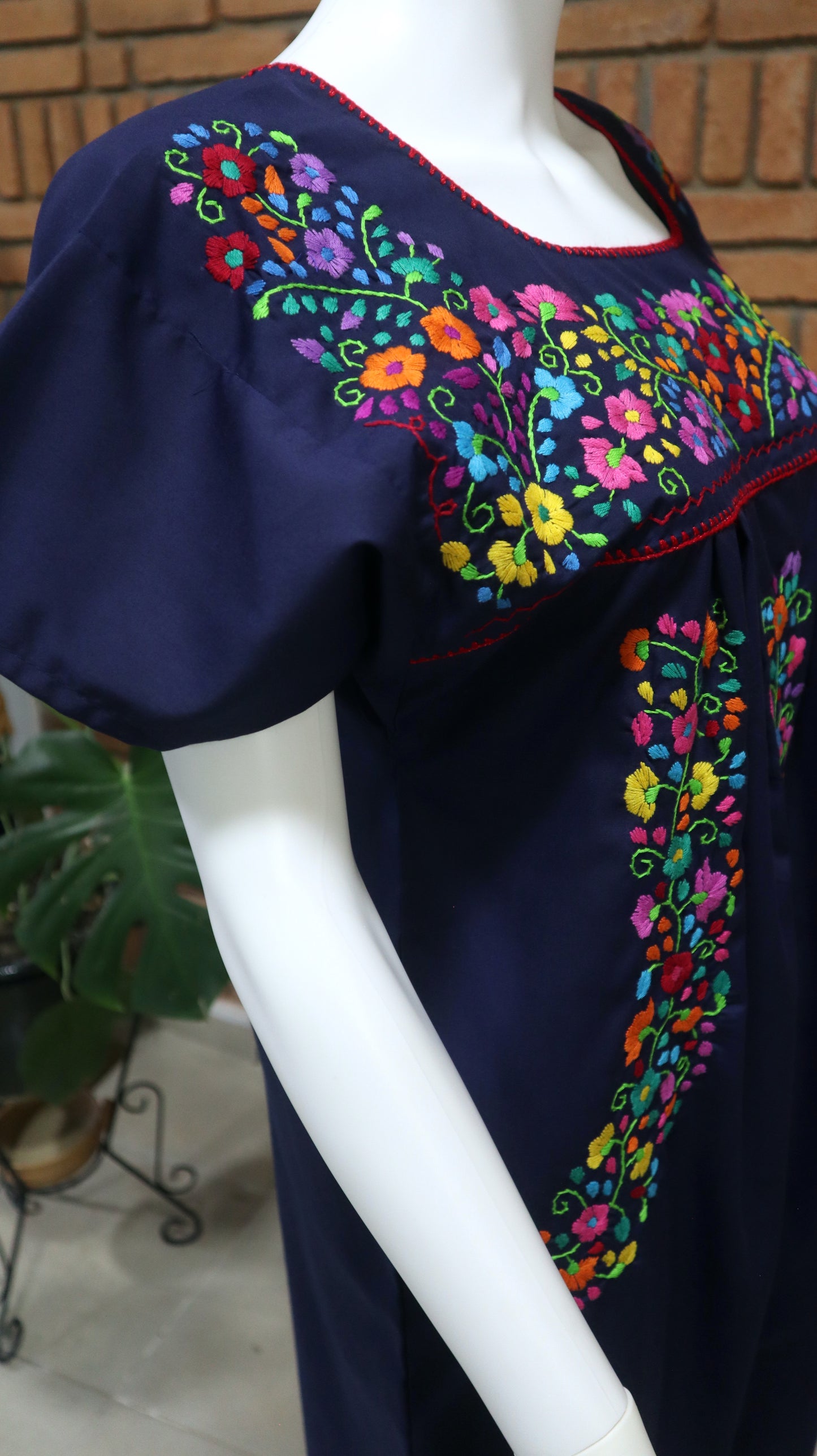 Vestido Mexicano Bordado a Mano Multicolor Mod. Florecita Popelina Talla Chica.