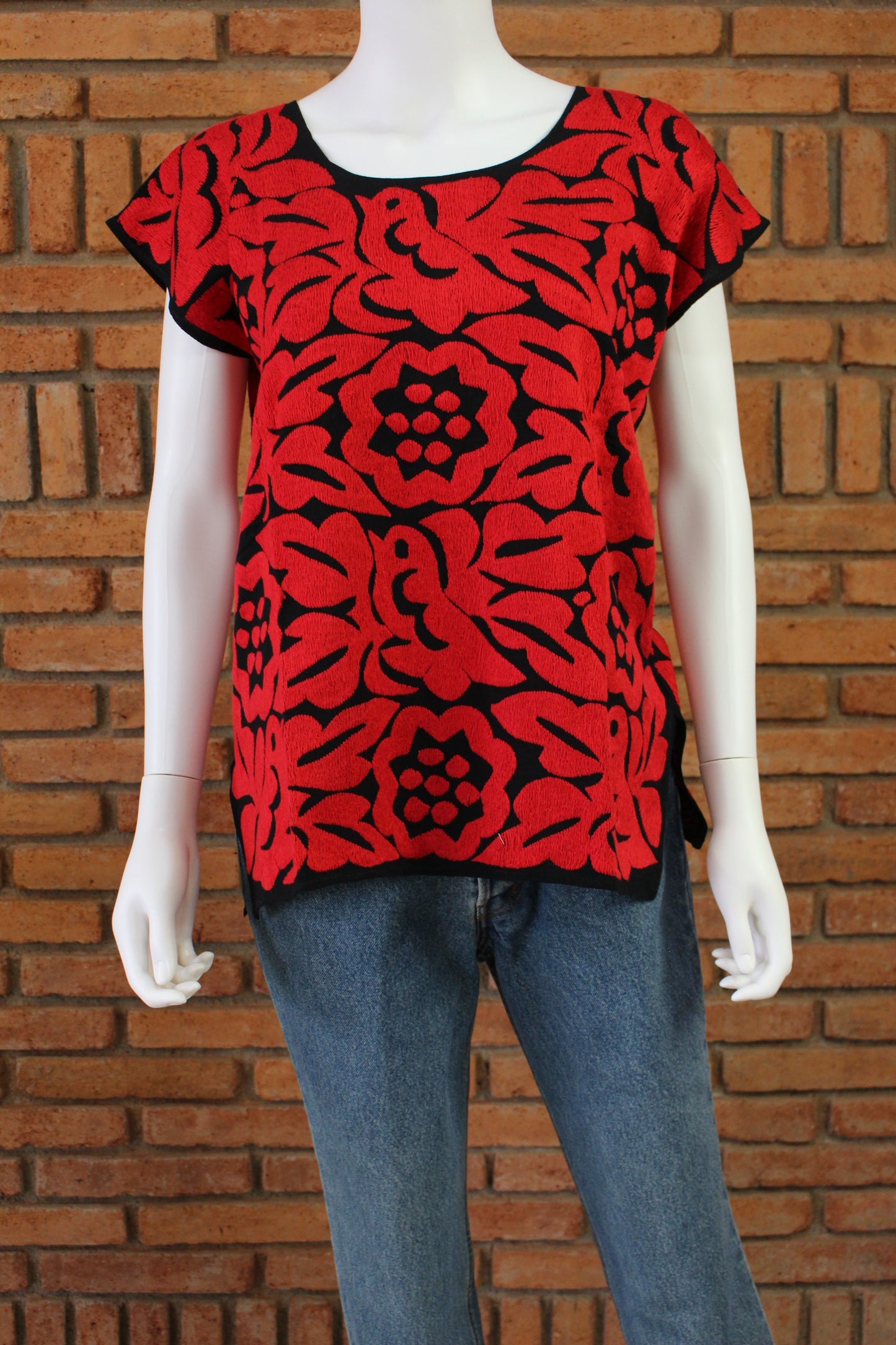 Blusa Bordada a Mano Negro con Rojo Mod. Jalapa Unitalla.