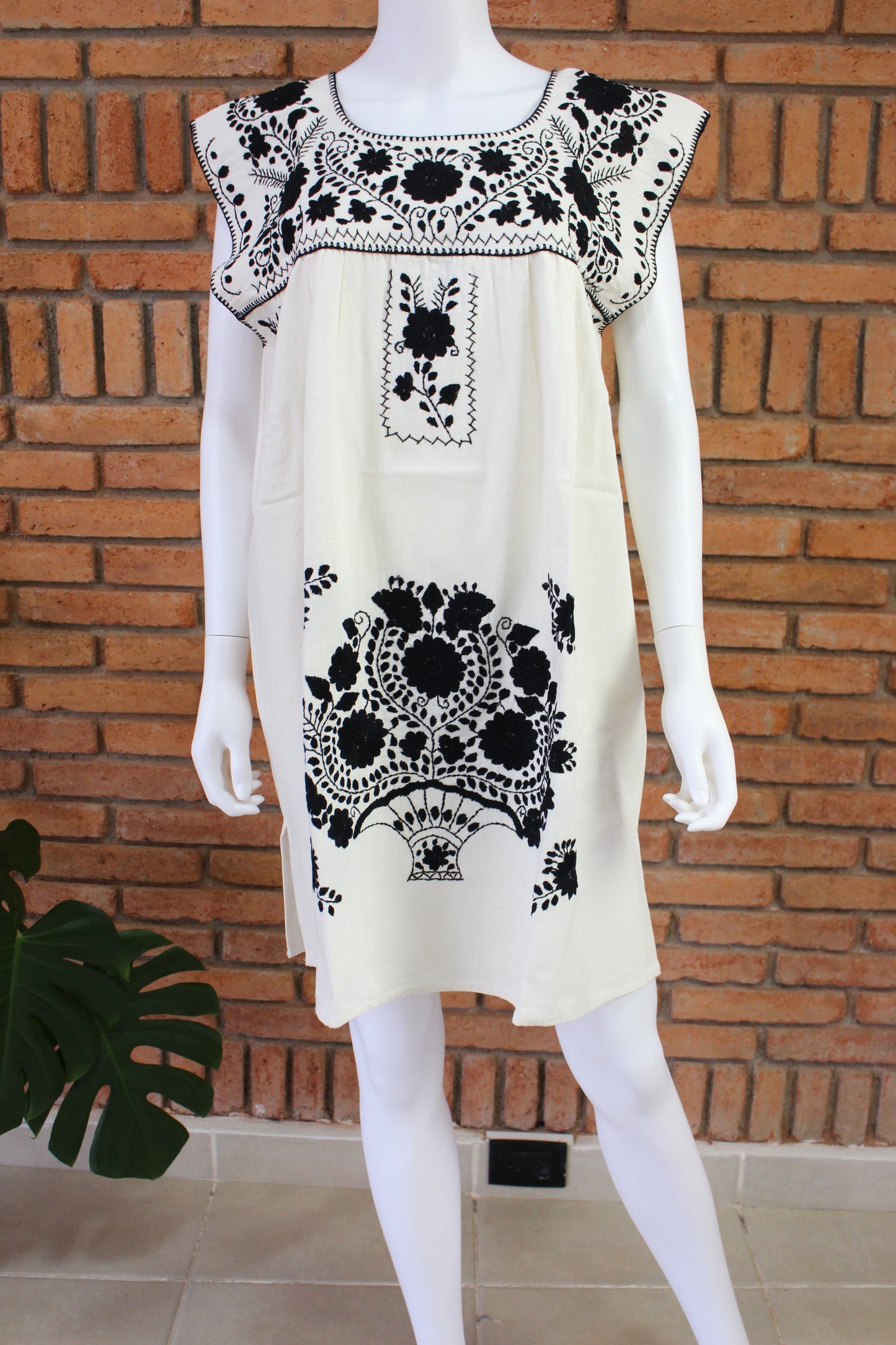 Vestido Mexicano Corto Bordado a Mano Sin Manga Talla Grande