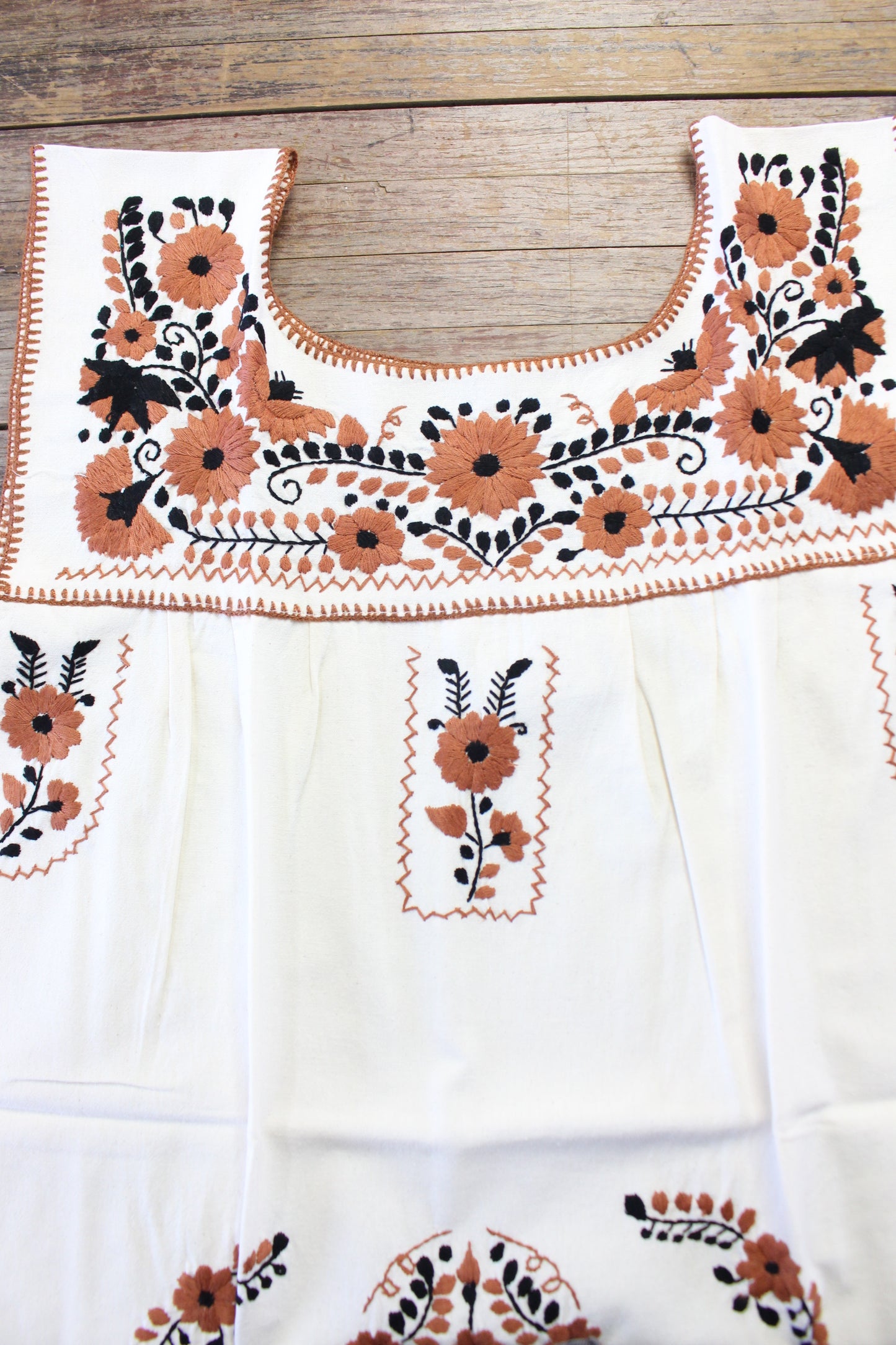 Vestido Mexicano Corto Bordado a Mano Sin Manga Talla Chica