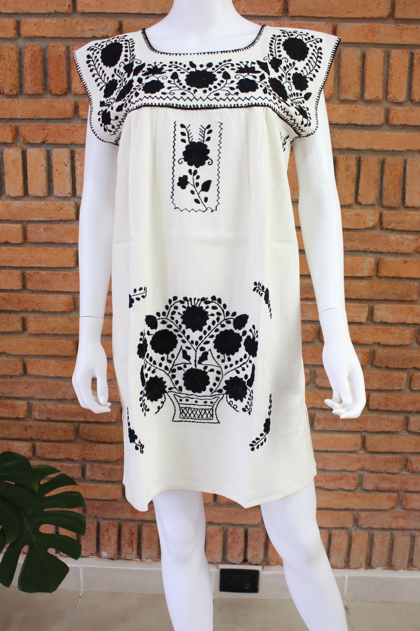 Vestido Mexicano Corto Bordado a Mano Sin Manga Talla M