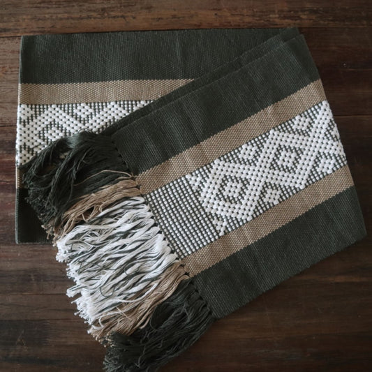 Camino de Mesa Hecho en Telar de Cintura Olivo con Blanco y Caqui.
