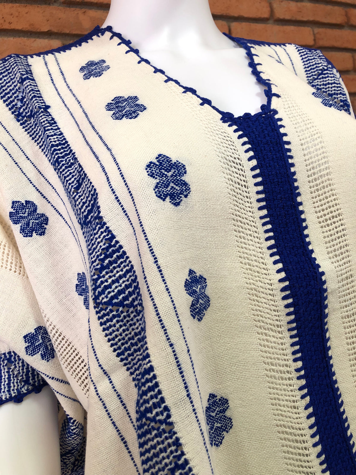 Blusa/Blusón Hecha en Telar Mod. Paloma Beige con Azul Rey Unitalla.