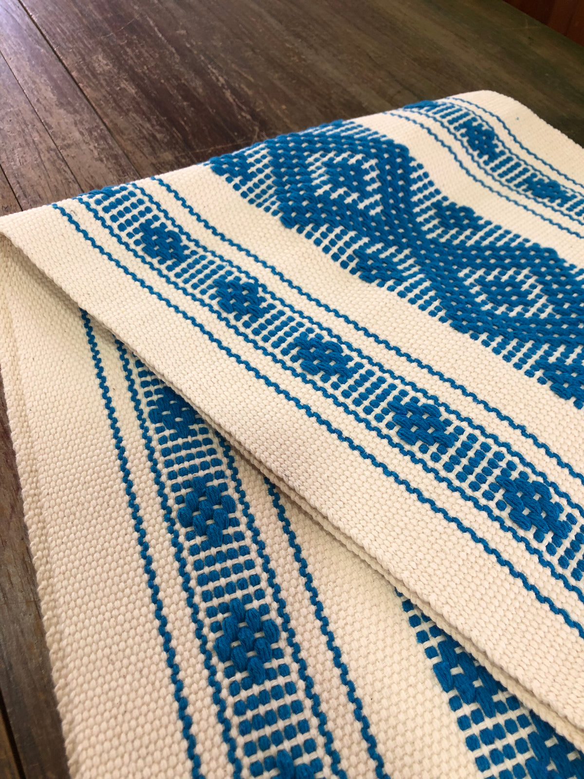 CAMINO DE MESA Beige con Turquesa Hecho en Telar de Cintura.