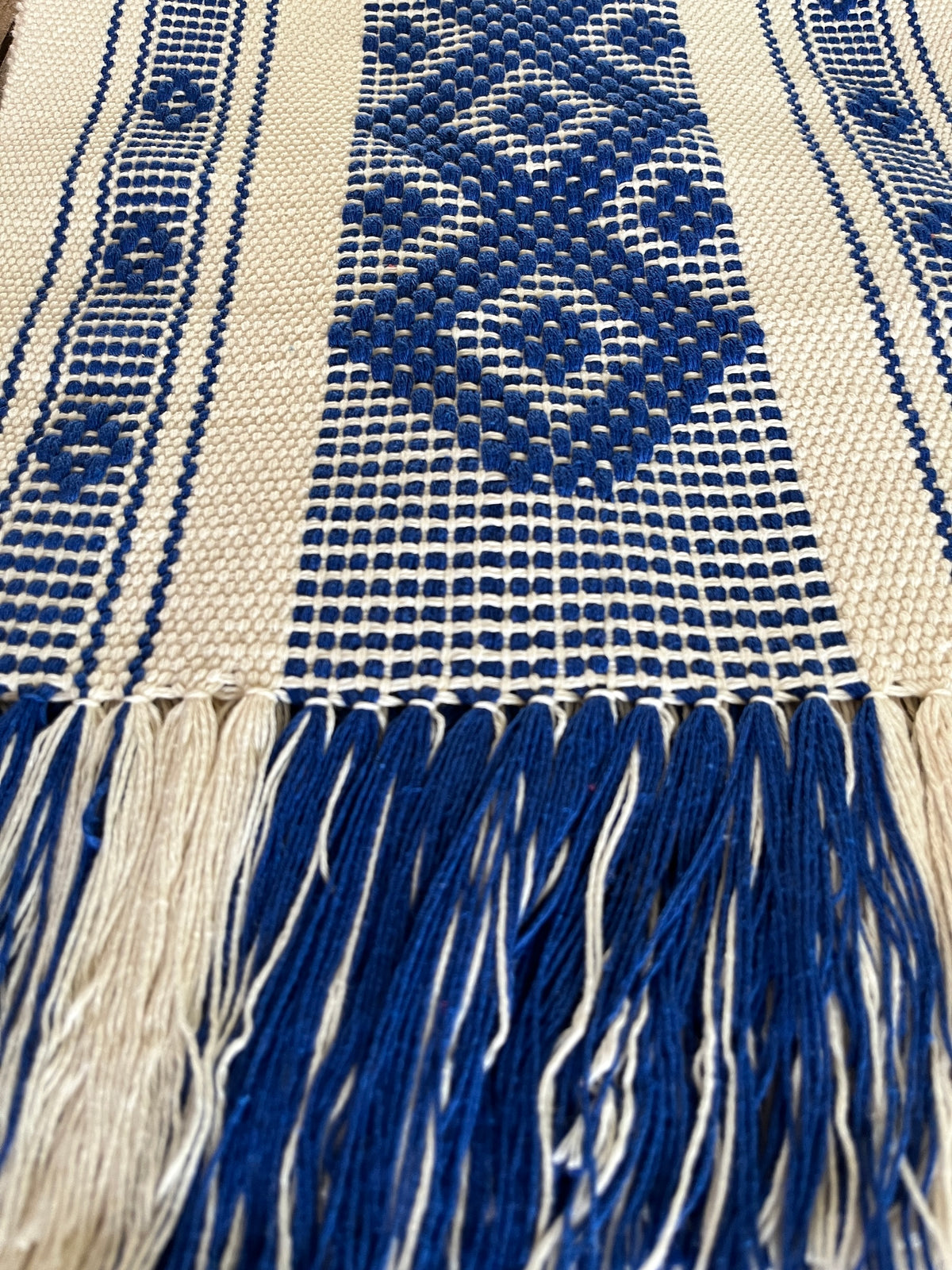 CAMINO DE MESA Beige con Azul Rey Hecho en Telar de Cintura.