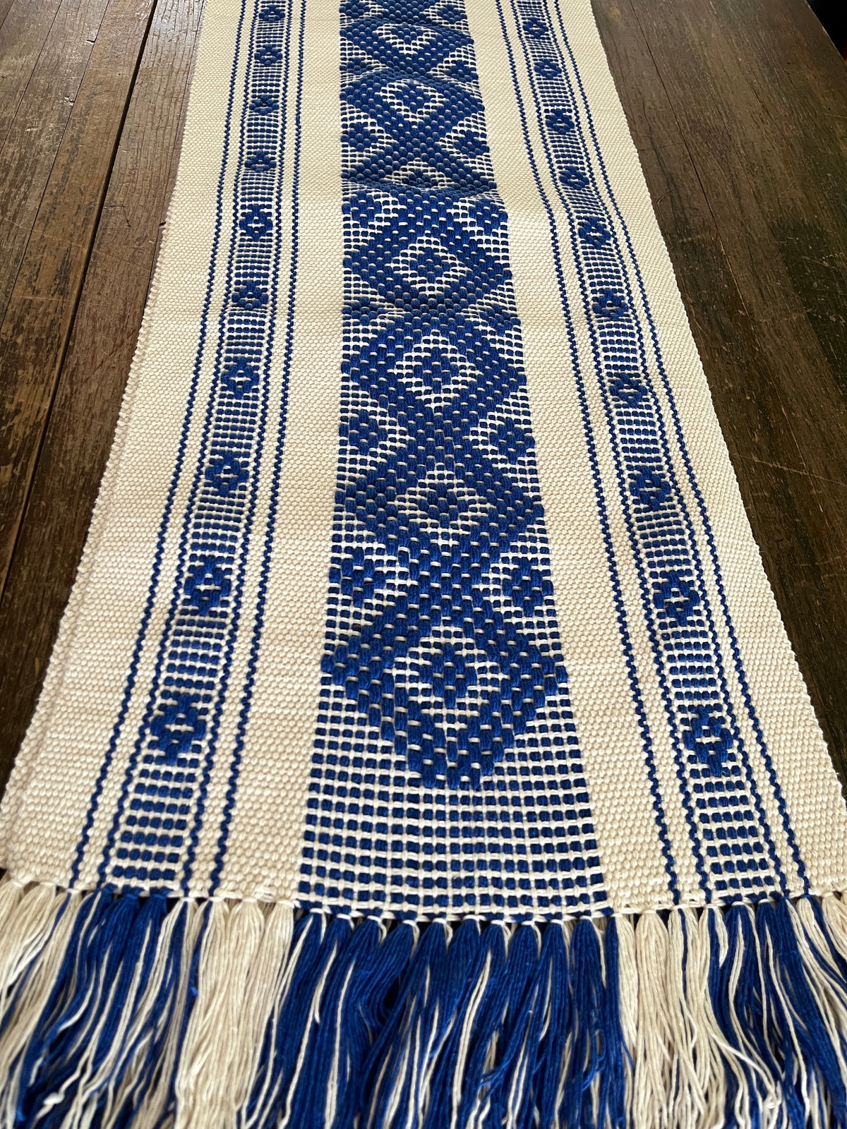 CAMINO DE MESA Beige con Azul Rey Hecho en Telar de Cintura.