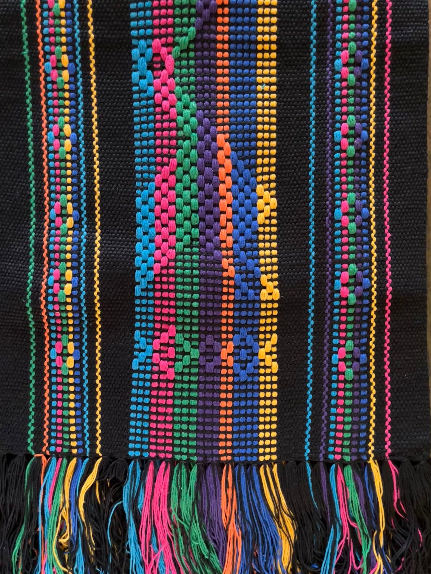 Camino de Mesa Hecho en Telar de Cintura (Negro con Multicolor)