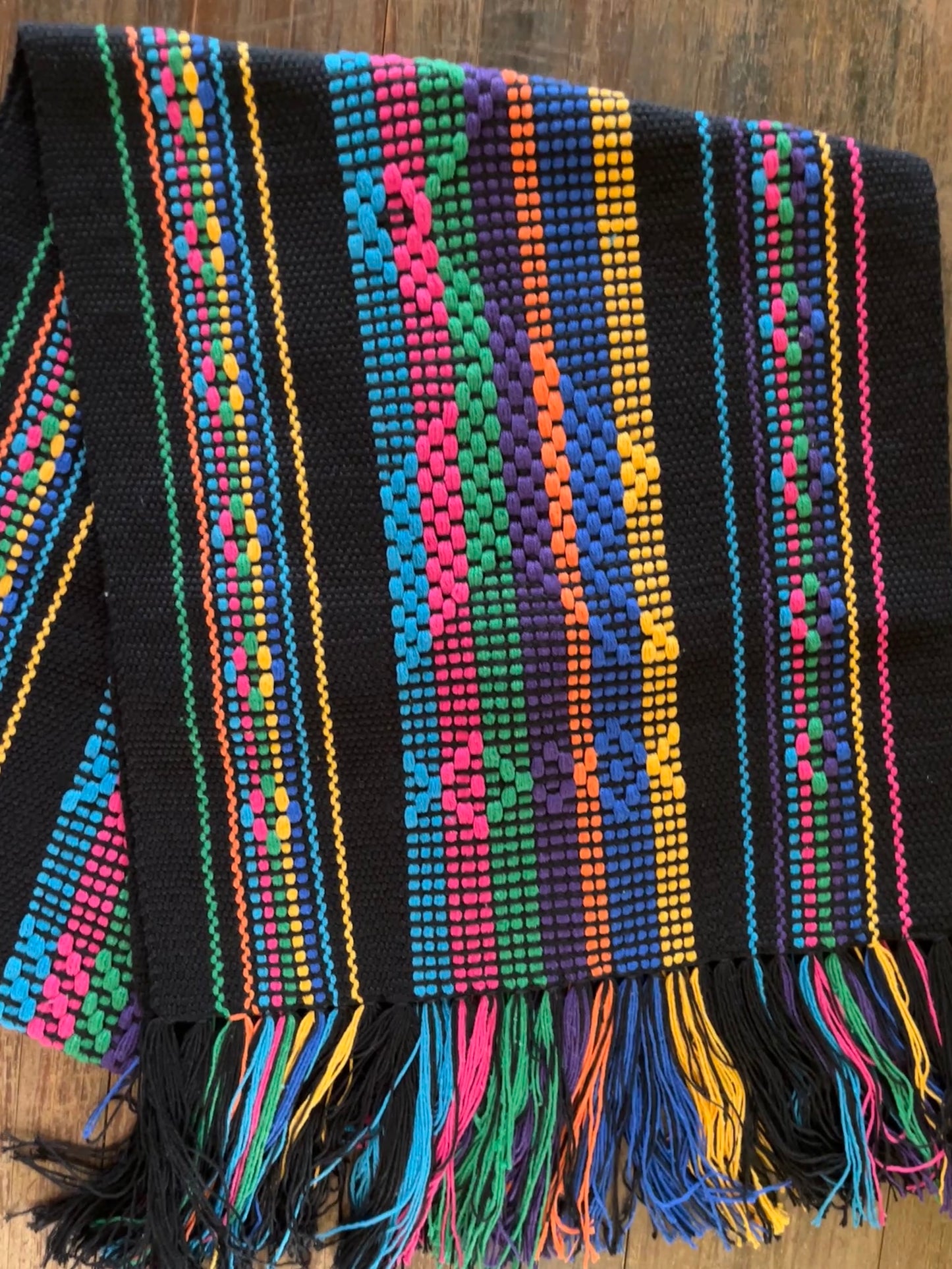 Camino de Mesa Hecho en Telar de Cintura (Negro con Multicolor)