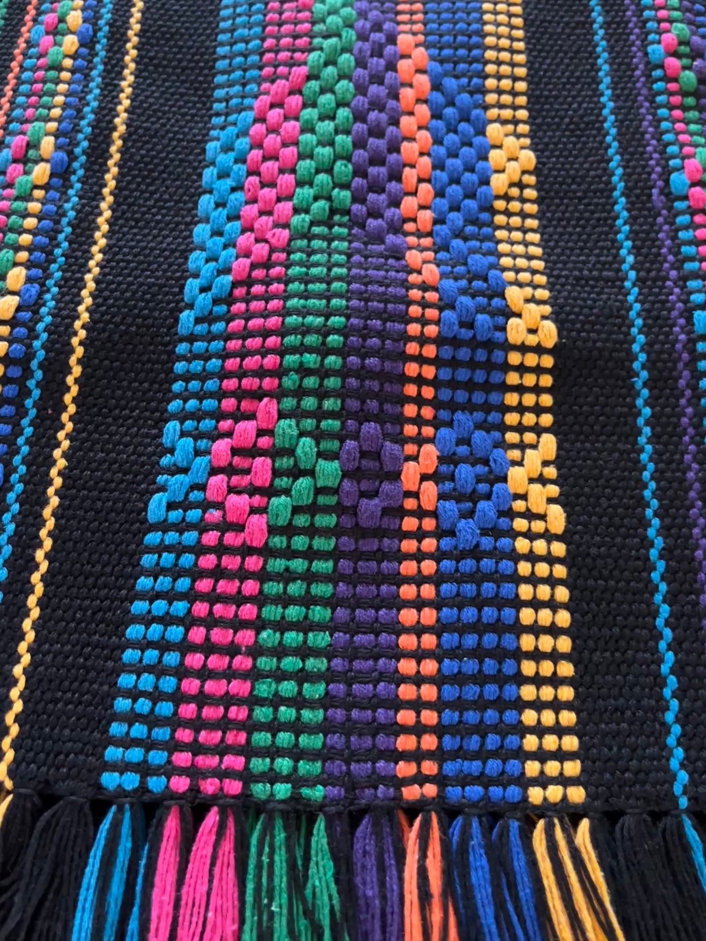 Camino de Mesa Hecho en Telar de Cintura (Negro con Multicolor)