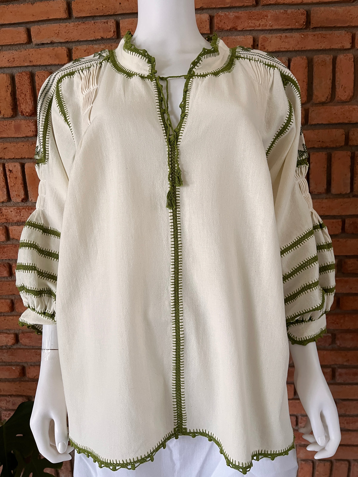 Blusa Tejida a Mano Mod. Bárbara Unitalla Beige con Olivo.