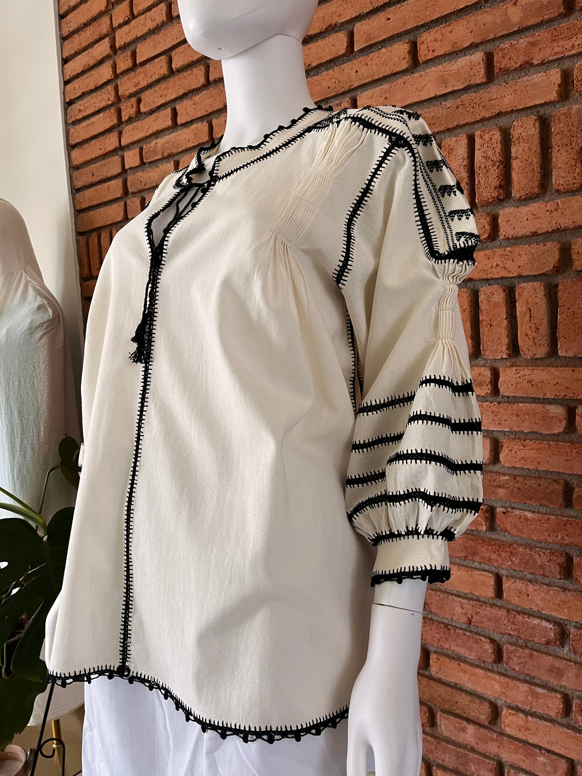 Blusa Tejida a Mano Mod. Bárbara Unitalla Beige con Negro