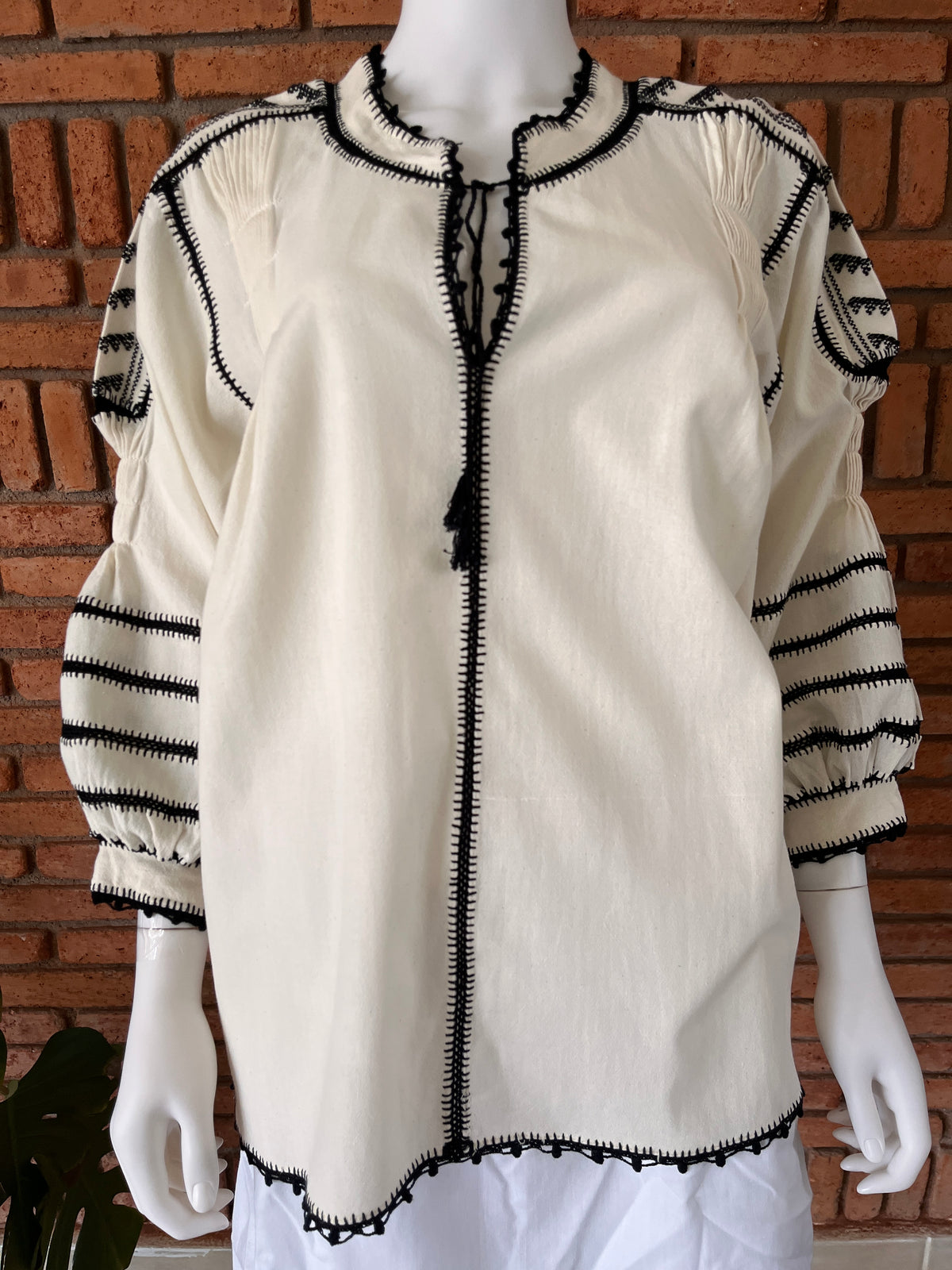 Blusa Tejida a Mano Mod. Bárbara Unitalla Beige con Negro