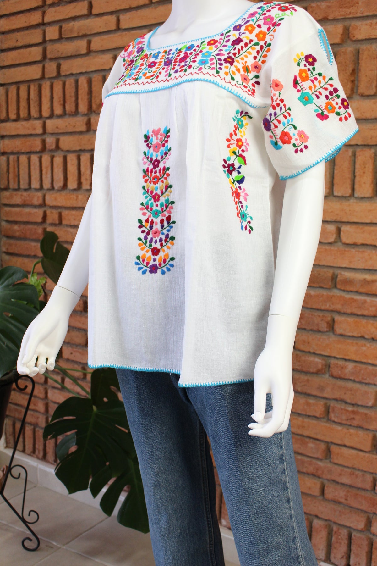 Blusa Bordada a Mano Tela Blanco & Negro Bordado Multicolor Mod. Ita