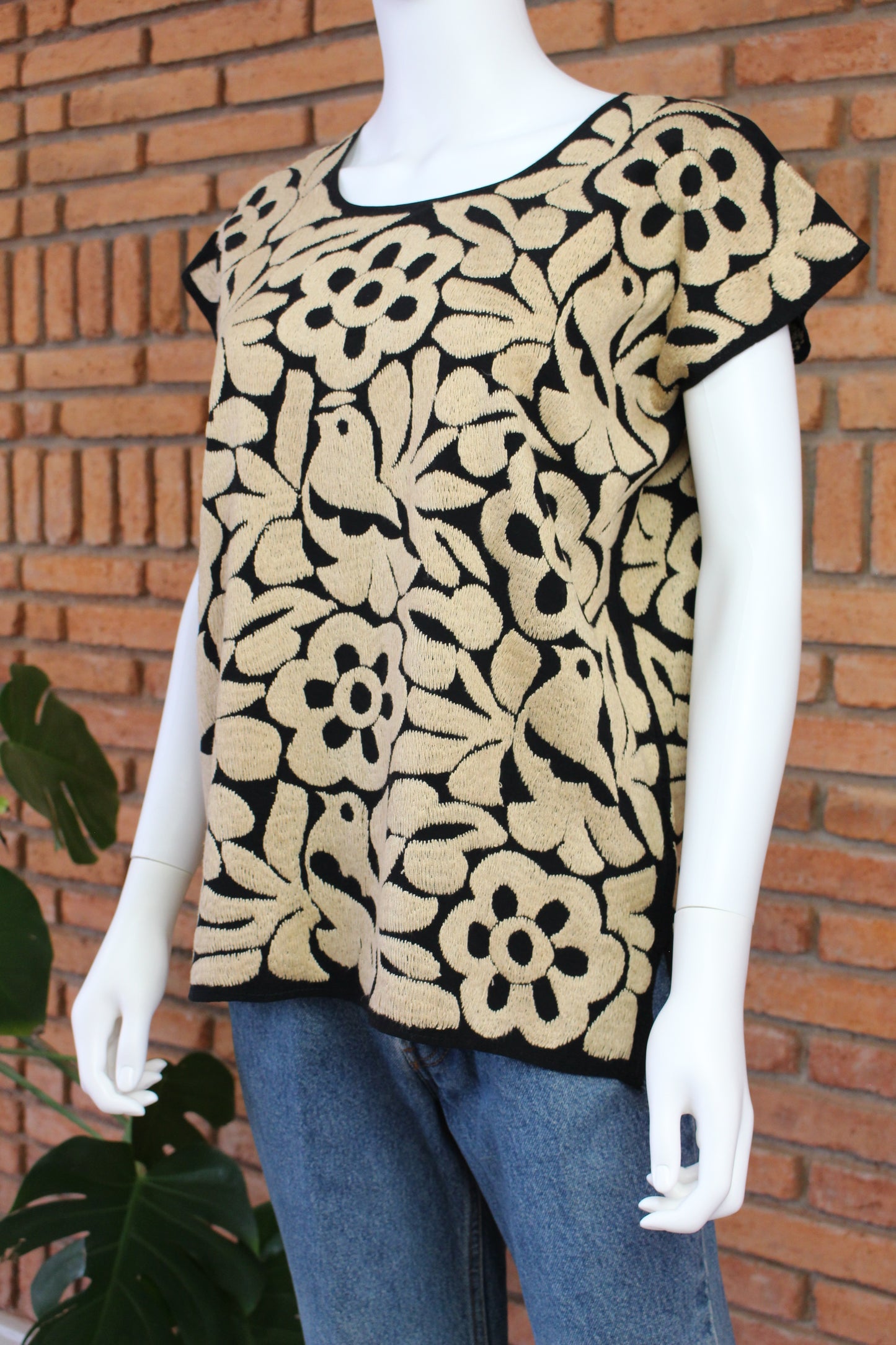 Blusas Bordada a Mano Negro con Caqui Mod. Jalapa Unitalla.