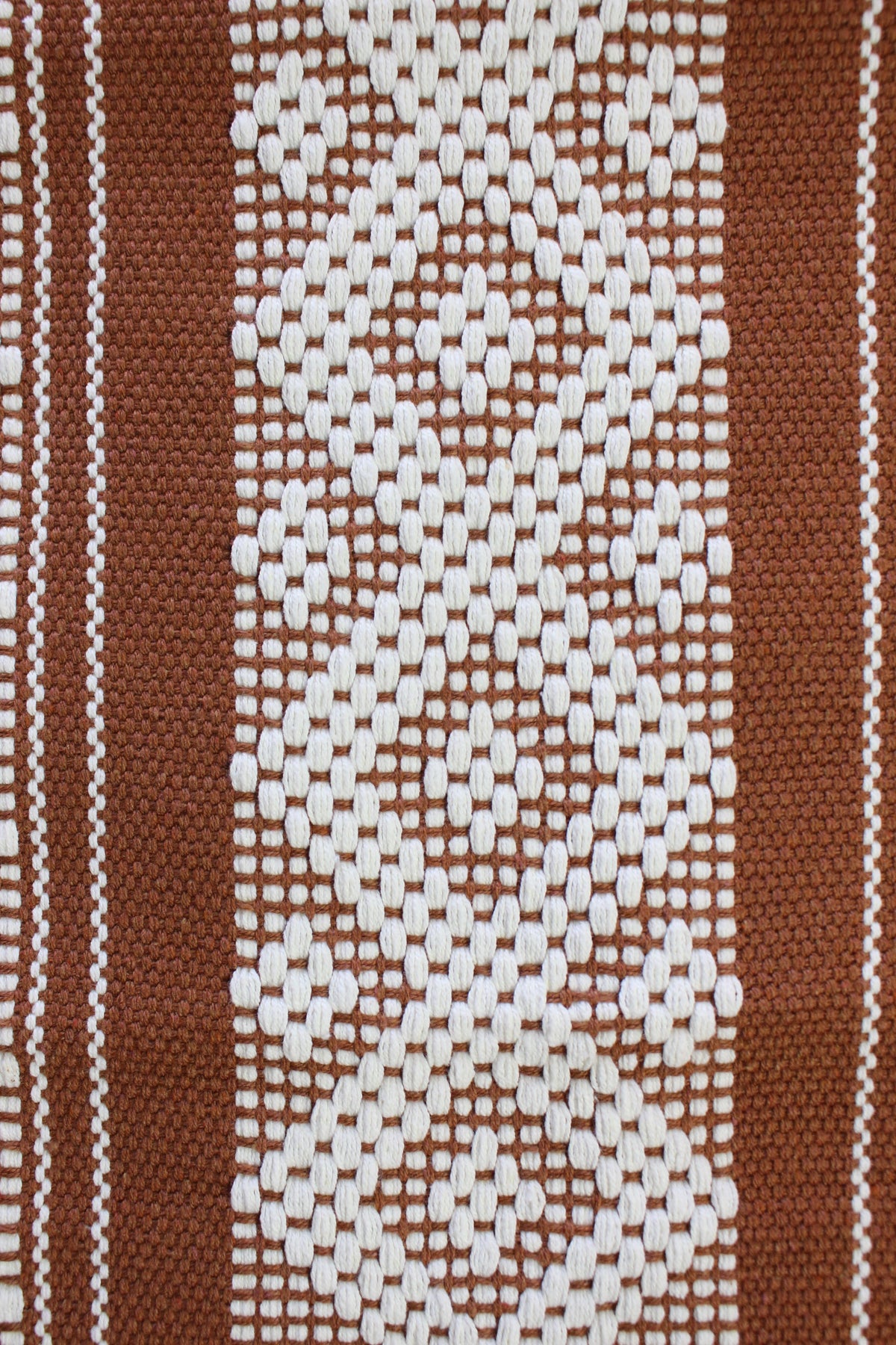 CAMINO DE MESA Café con Beige Hecho en Telar de Cintura.