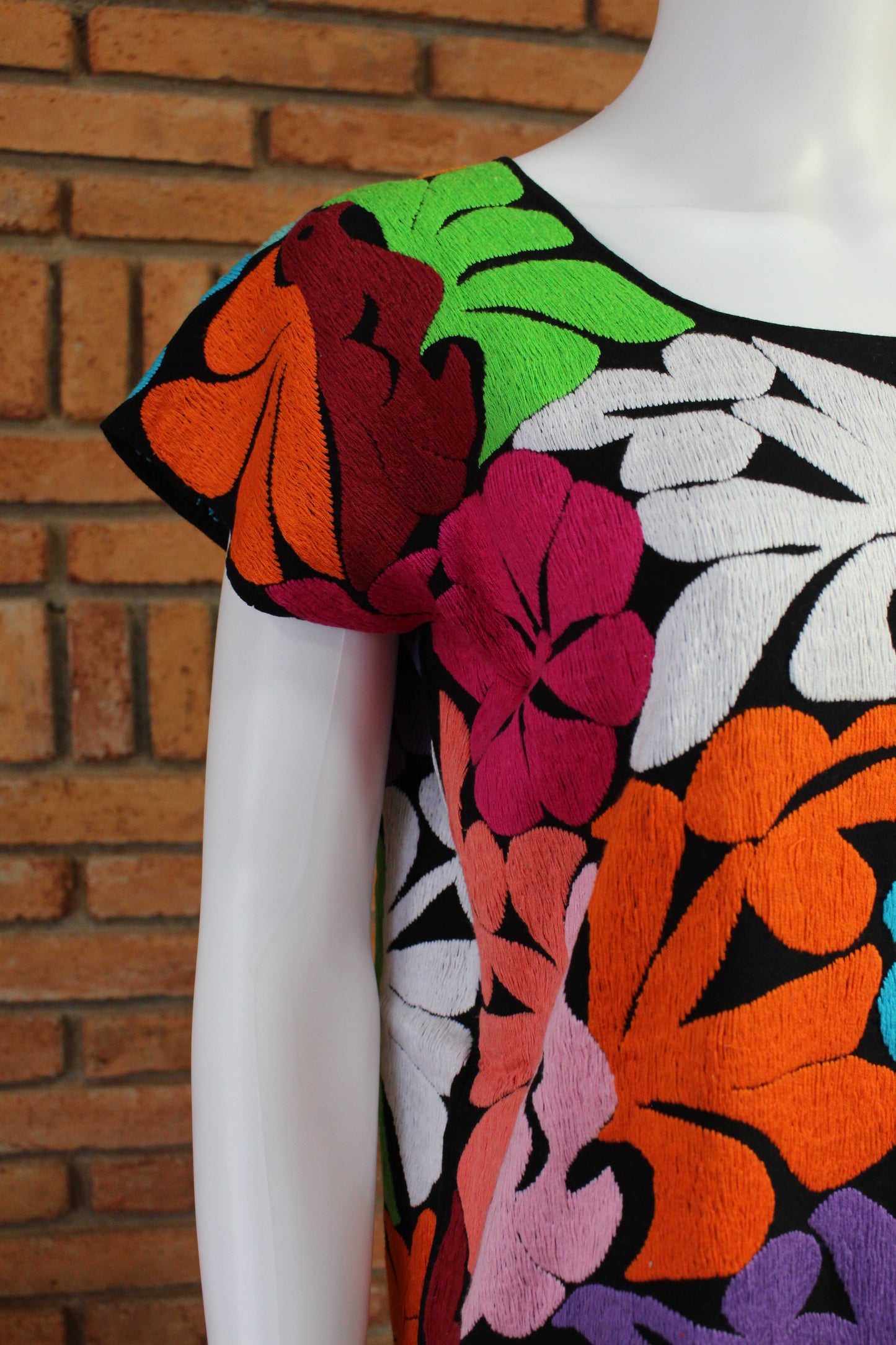 Blusa Bordada a Mano Mod. Jalapa Negro/multicolor 3 Unitalla.