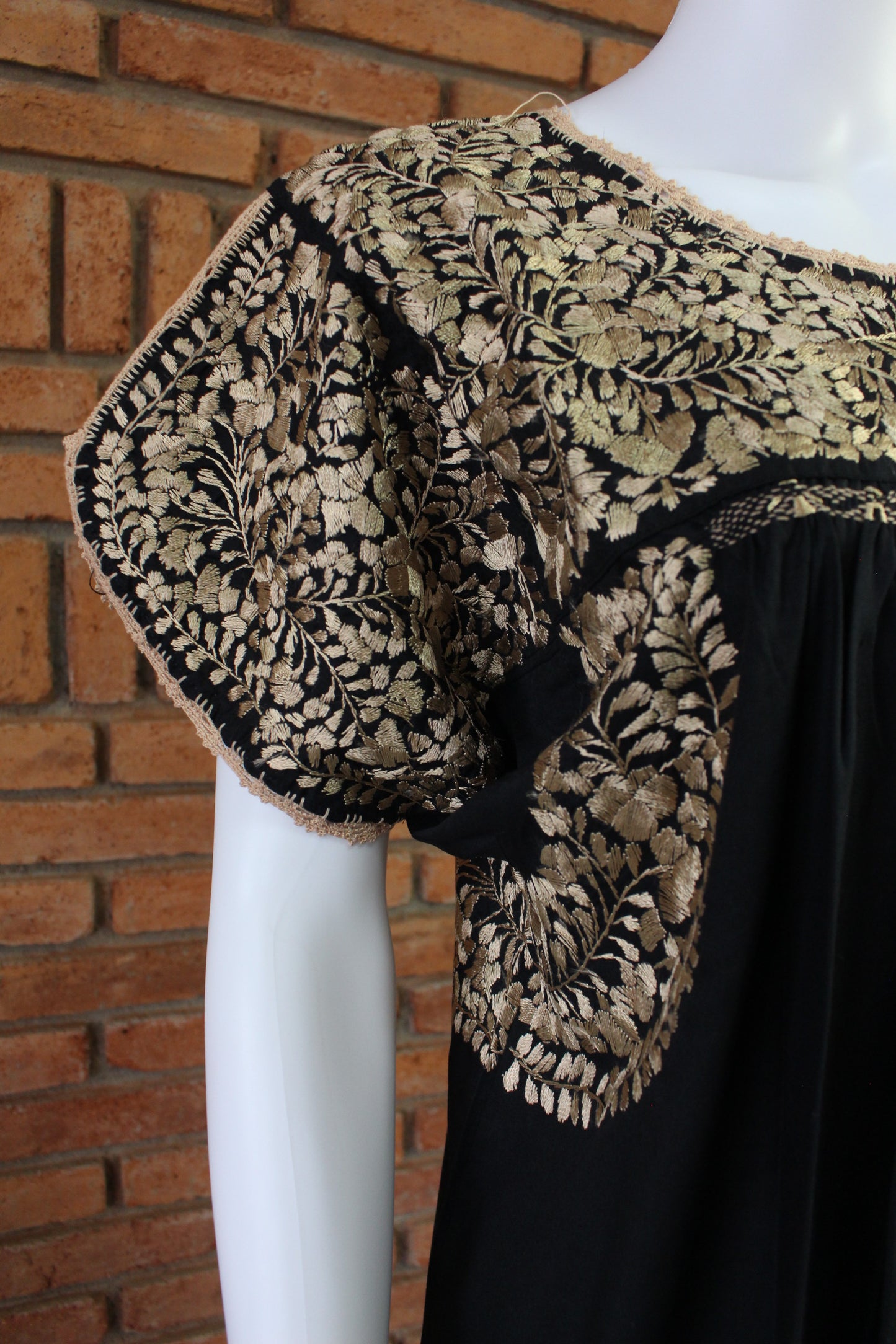 Vestido Bordado a Mano Mod. San Antonino Unitalla. (Diferentes colores)