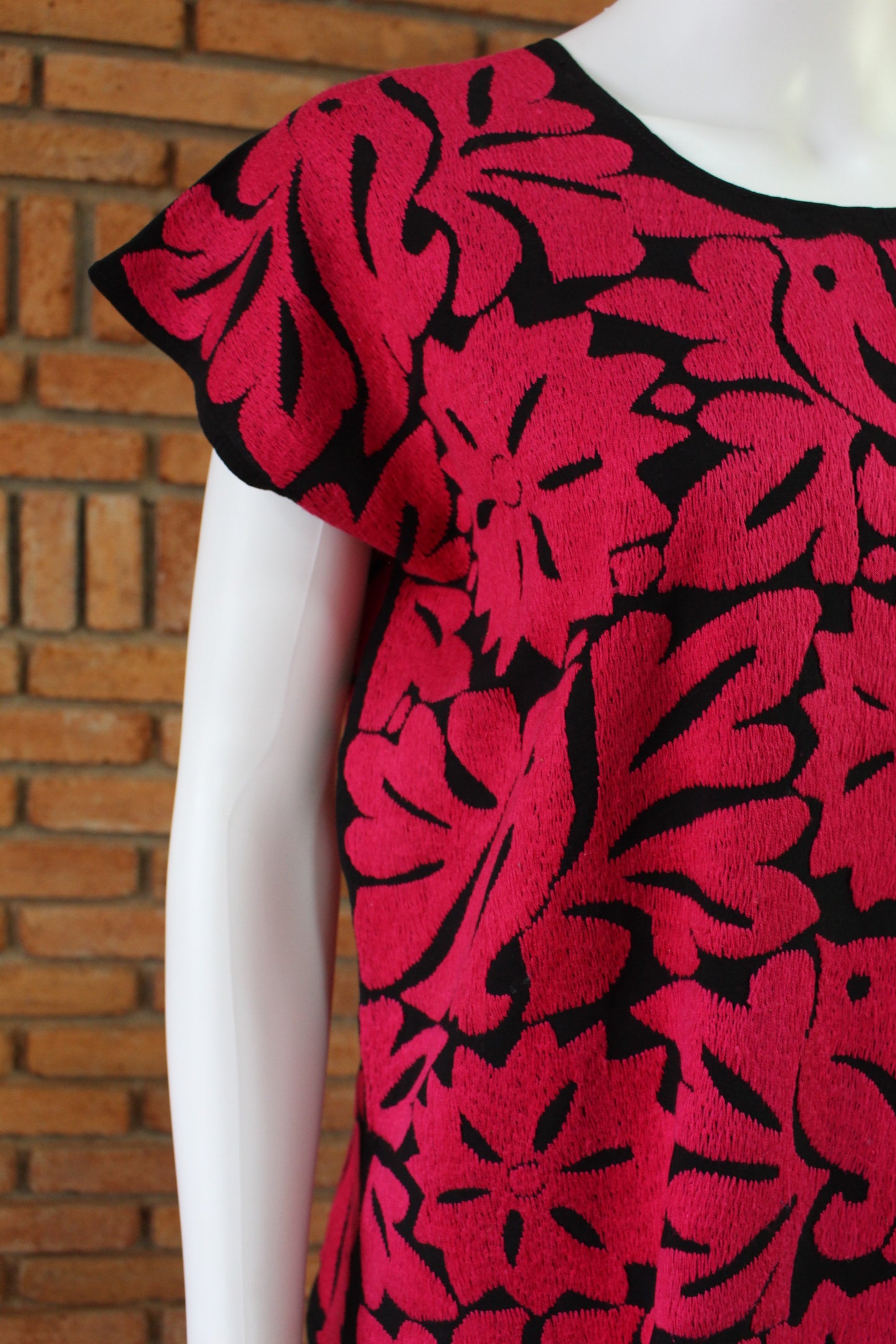 Blusa Bordada a Mano Negro con Fiusha Mod. Jalapa Unitalla.