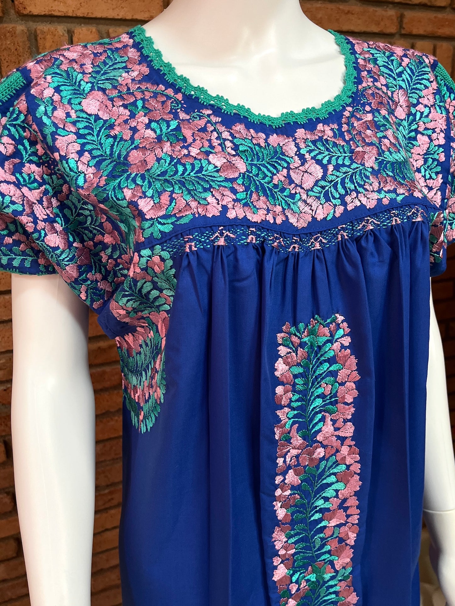 Vestido Bordado a Mano Azul Rey con Tonos Pastel Mod. San Antonino Unitalla.